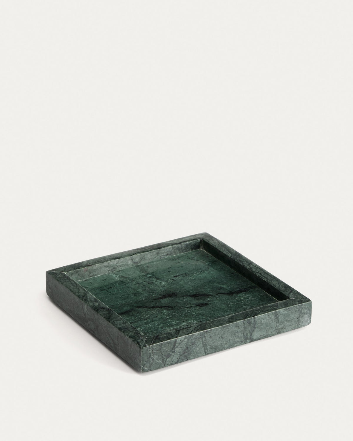 Quadratisches Tablett aus grünem Marmor mit sichtbarer Äderung, Masse 18 x 18 x 2.5 cm, Marke Kave Home, Serie Serela.