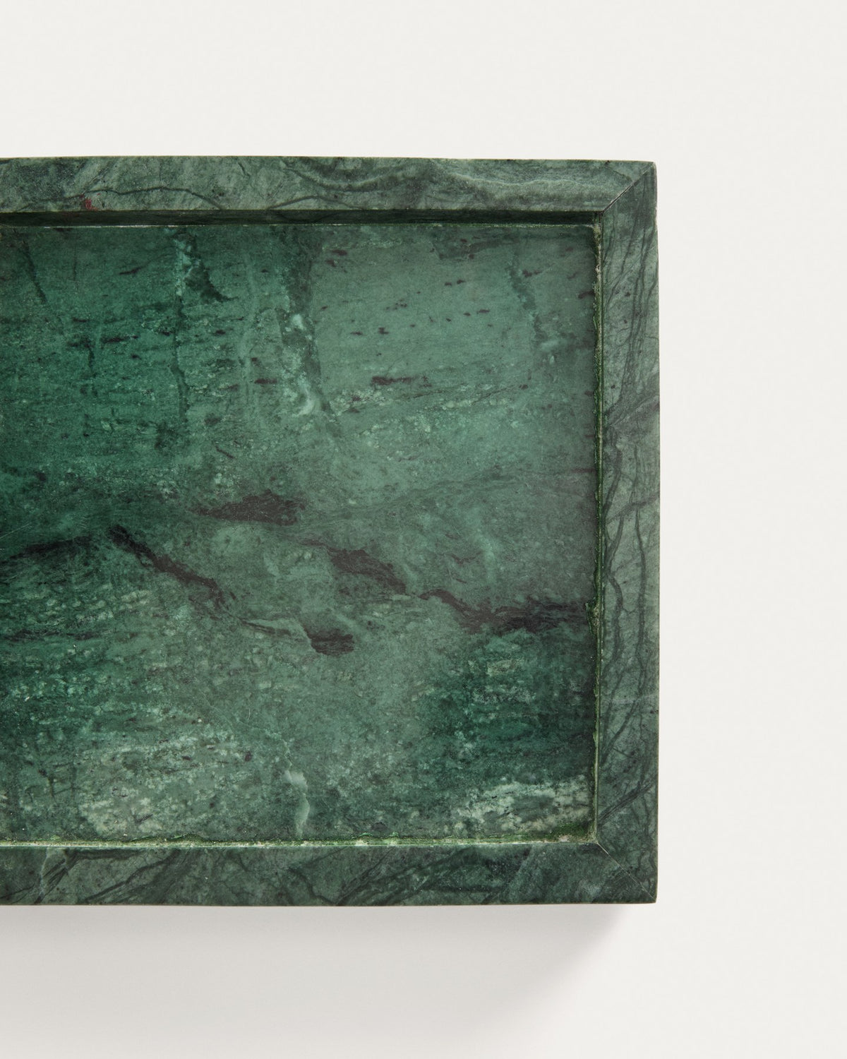 Quadratisches Tablett aus grünem Marmor mit sichtbarer Äderung, Masse 18 x 18 x 2.5 cm, Marke Kave Home, Serie Serela.