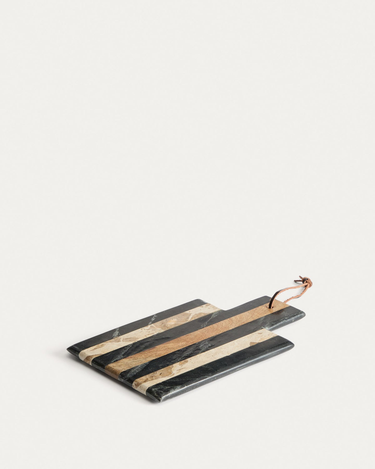 Servierbrett Surne aus Marmor in Schwarz, Braun und Beige, rechteckige Form mit Loch, Grösse 30 x 18 cm, Material Marmor und Holz.