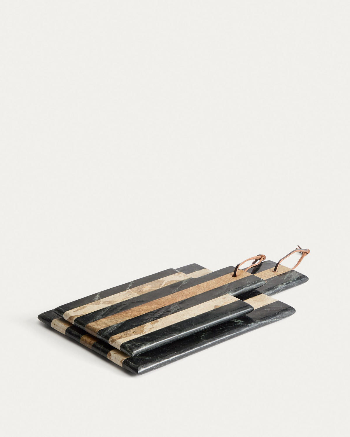 Servierbrett Surne aus Marmor in Schwarz, Braun und Beige, rechteckige Form mit Loch, Grösse 30 x 18 cm, Material Marmor und Holz.