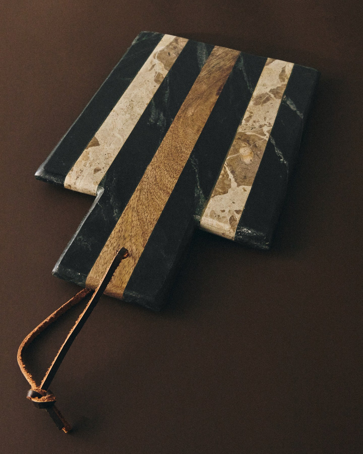 Servierbrett Surne aus Marmor in Schwarz, Braun und Beige, rechteckige Form mit Loch, Grösse 30 x 18 cm, Material Marmor und Holz.