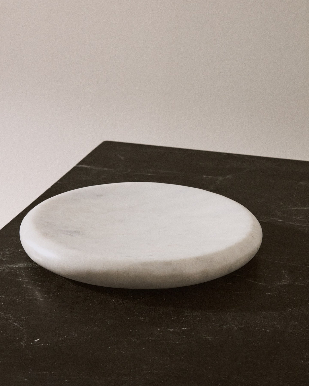 Rundes weisses Marmortablett Obena mit einem Durchmesser von 20 cm, glatte Oberfläche mit natürlicher Aderung, flache Form.