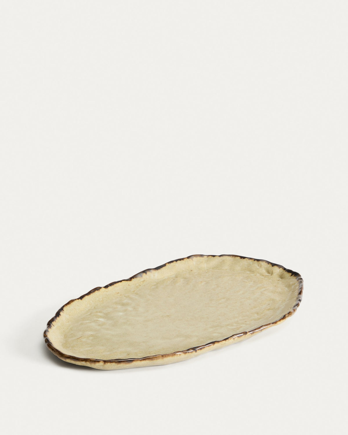Braunes Keramiktablett Abela mit leicht gewelltem Rand und glasierter Oberfläche, organische unregelmässige Form, Grösse 40 x 24.5 x 2.5 cm.