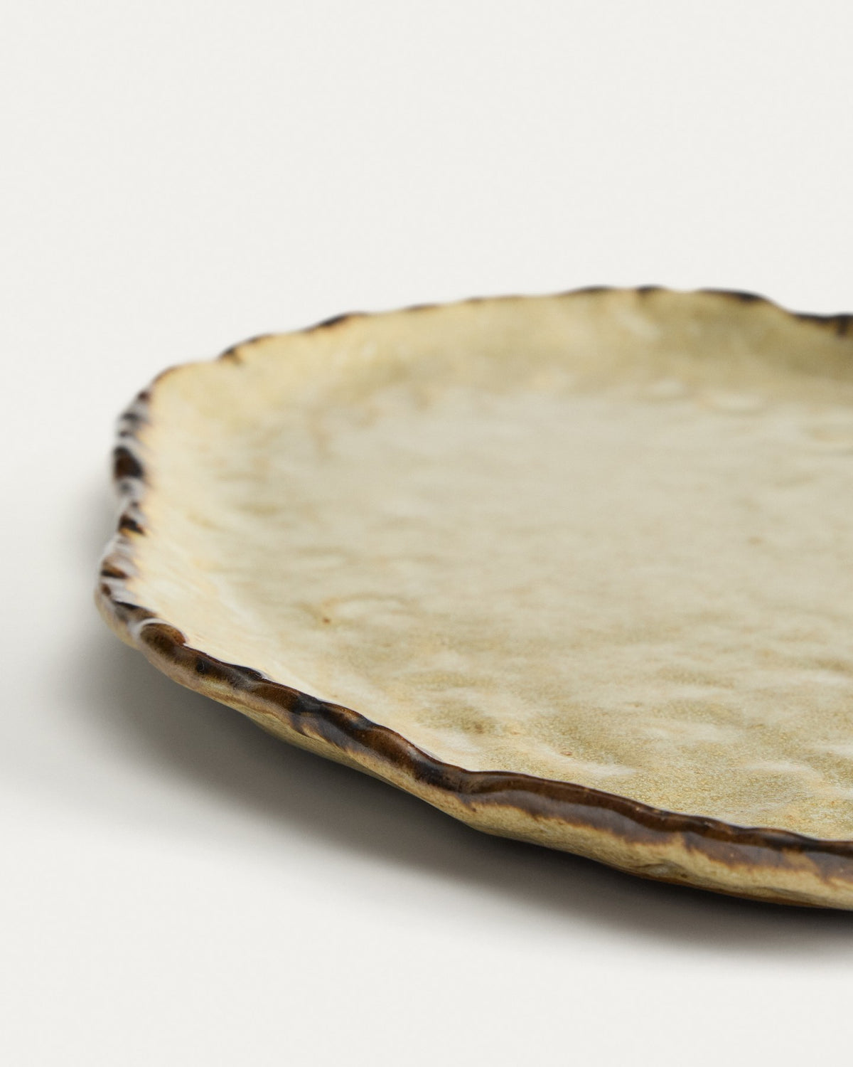 Braunes Keramiktablett Abela mit leicht gewelltem Rand und glasierter Oberfläche, organische unregelmässige Form, Grösse 40 x 24.5 x 2.5 cm.
