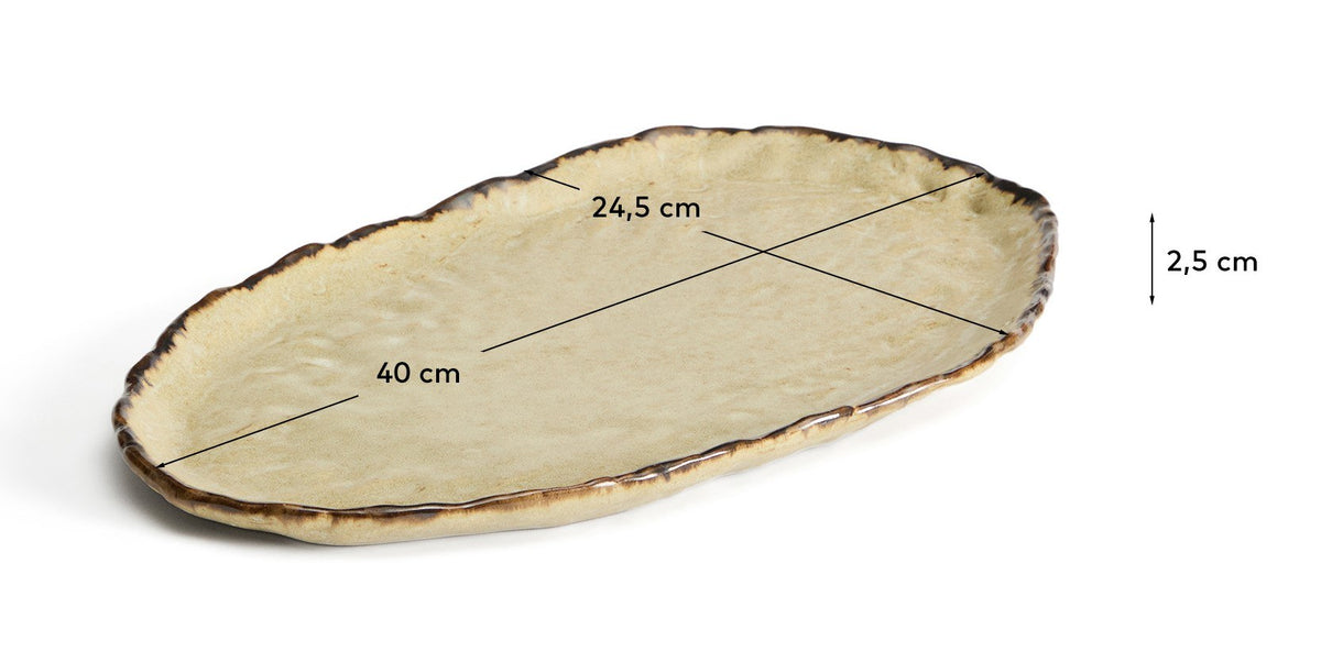 Braunes Keramiktablett Abela mit leicht gewelltem Rand und glasierter Oberfläche, organische unregelmässige Form, Grösse 40 x 24.5 x 2.5 cm.