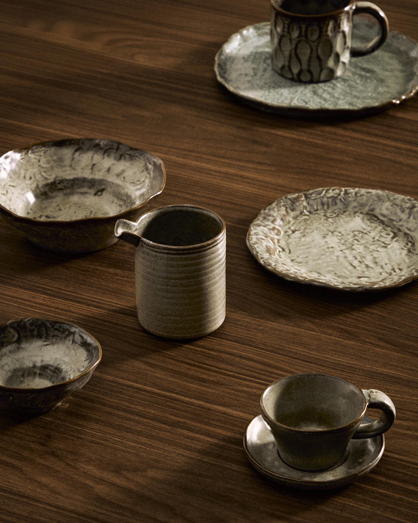 Tiefer Teller Alenia aus grauer Keramik in Grau präsentiert im Onlineshop von KAQTU Design AG. Teller ist von Kave Home