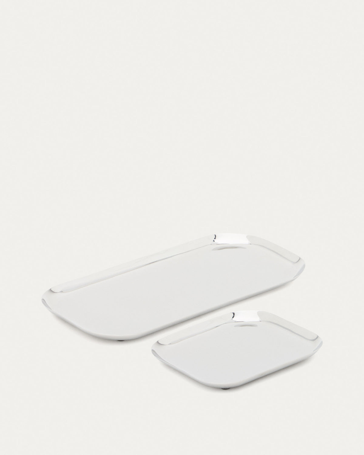 Set Nirela aus 2 Edelstahl-Tabletts in Silber präsentiert im Onlineshop von KAQTU Design AG. Tablett ist von Kave Home