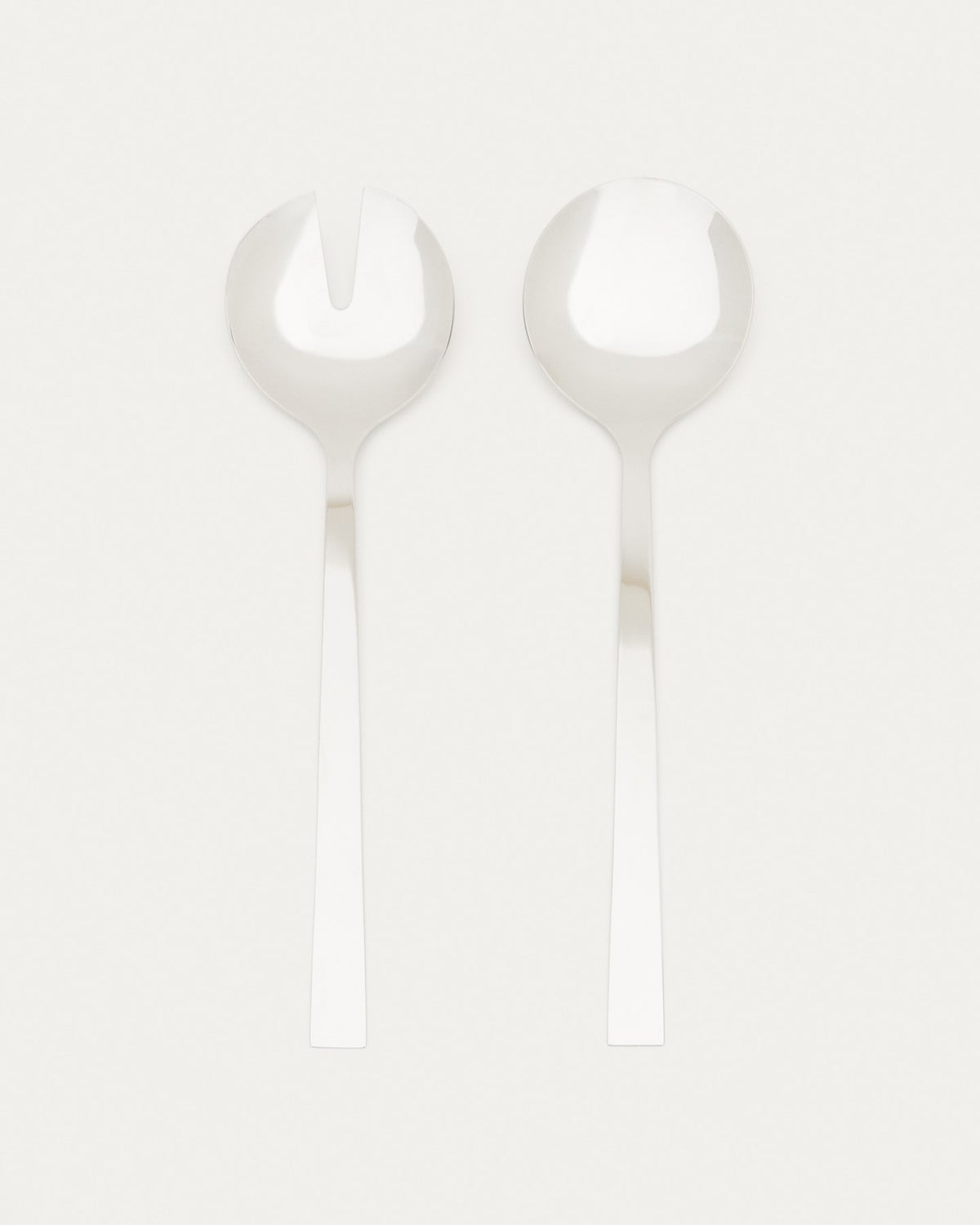Zwei silberfarbene Küchenaccessoires aus rostfreiem Edelstahl der Serie Nirela, schlichte Form, glänzende Oberfläche, nebeneinander platziert.