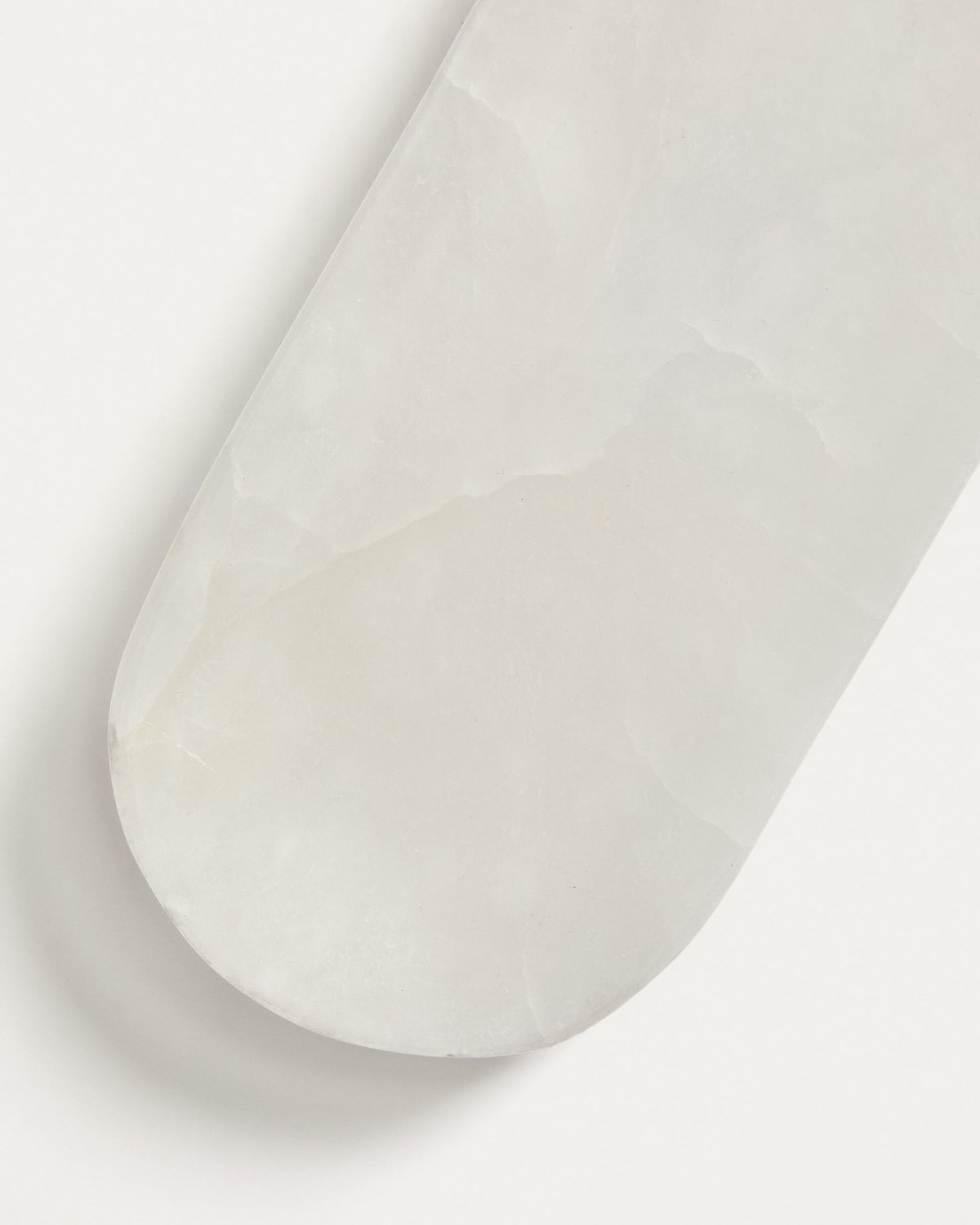 Weisser Tafelaufsatz Noreli aus poliertem Alabaster mit natürlicher Marmorierung, schlichte rechteckige Form auf einem Tisch.