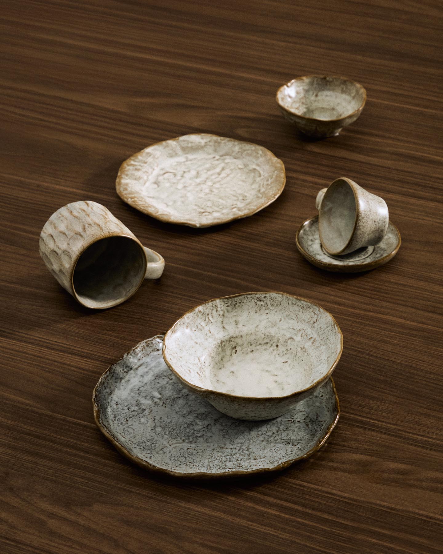 Tiefer Teller Alenia aus brauner Keramik in Hellgrün präsentiert im Onlineshop von KAQTU Design AG. Teller ist von Kave Home