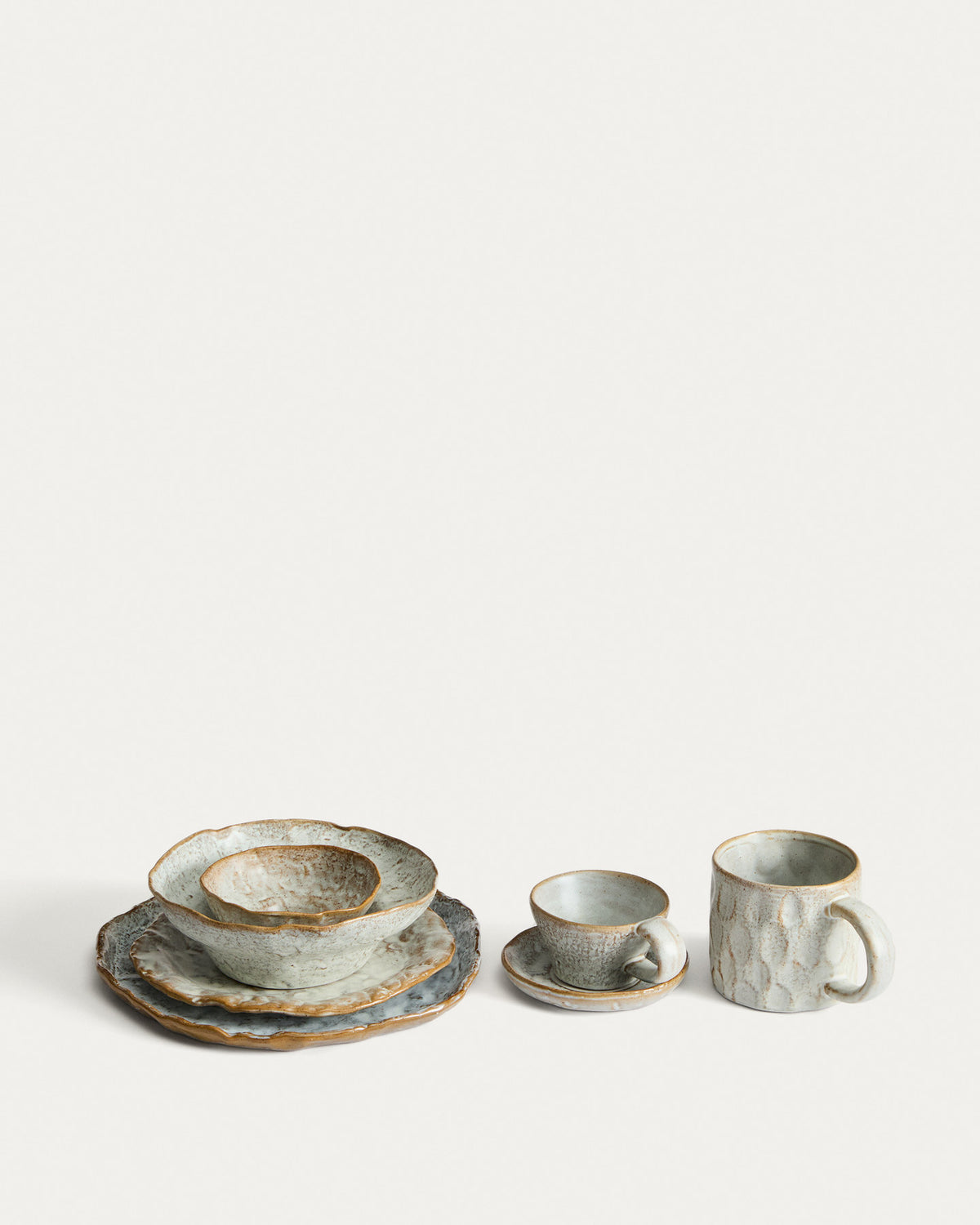 Flacher Teller Alenia aus brauner Keramik in Hellgrün, Braun präsentiert im Onlineshop von KAQTU Design AG. Teller ist von Kave Home