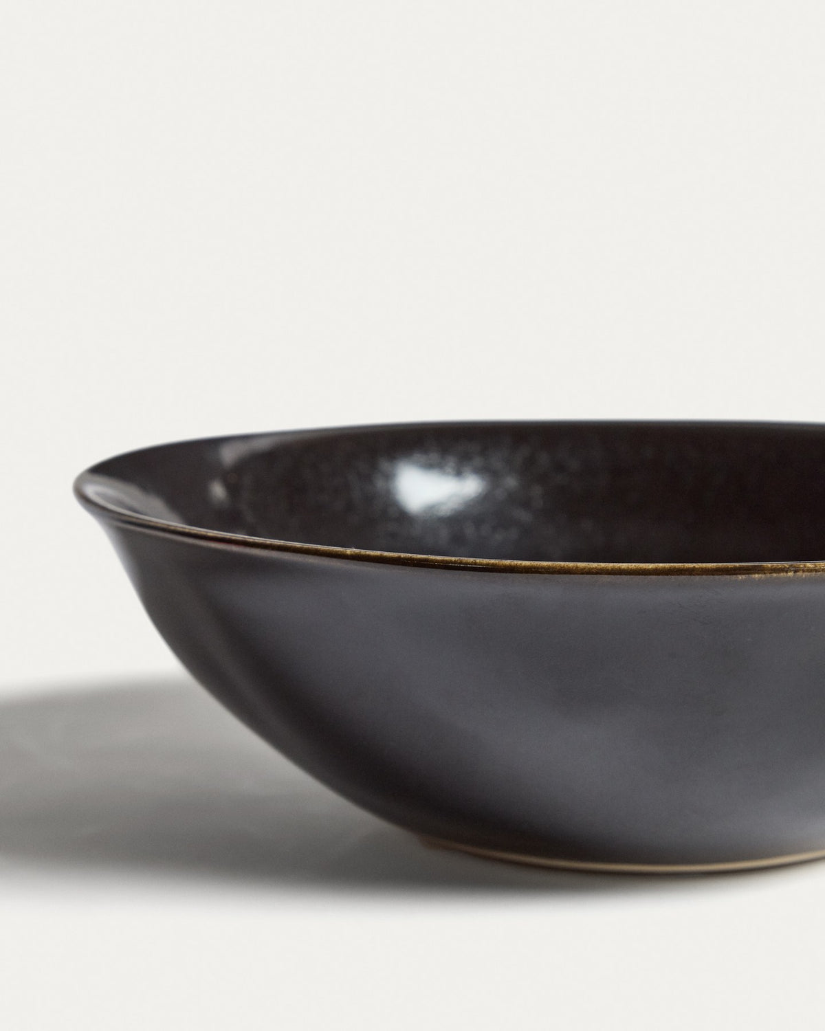 Tiefer Teller aus dunkelbrauner Keramik mit glänzender Oberfläche und runder Form, Durchmesser 27 cm, Höhe 9.5 cm.