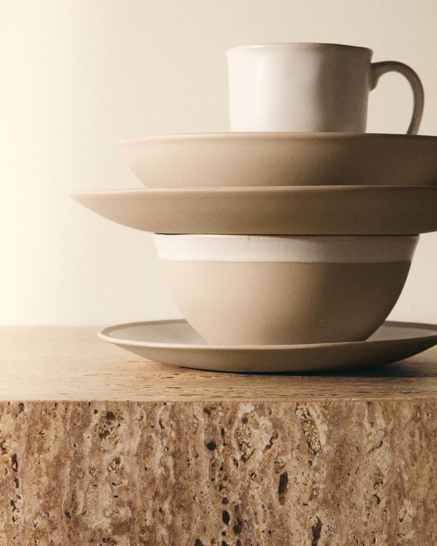 Große Tasse Azir aus Keramik in Beige in Beige präsentiert im Onlineshop von KAQTU Design AG. Tasse ist von Kave Home