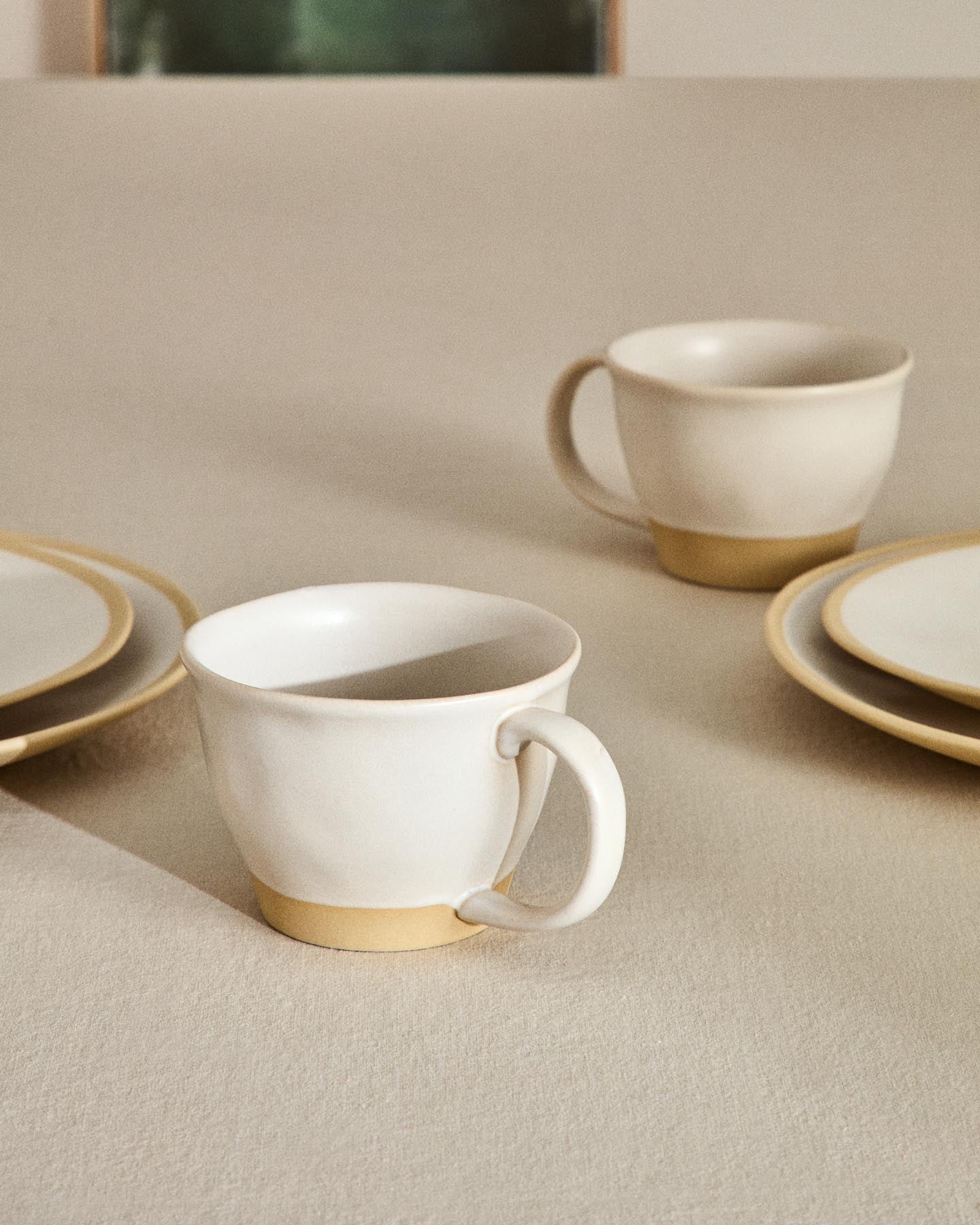 Große Tasse Azir aus Keramik in Beige in Beige präsentiert im Onlineshop von KAQTU Design AG. Tasse ist von Kave Home