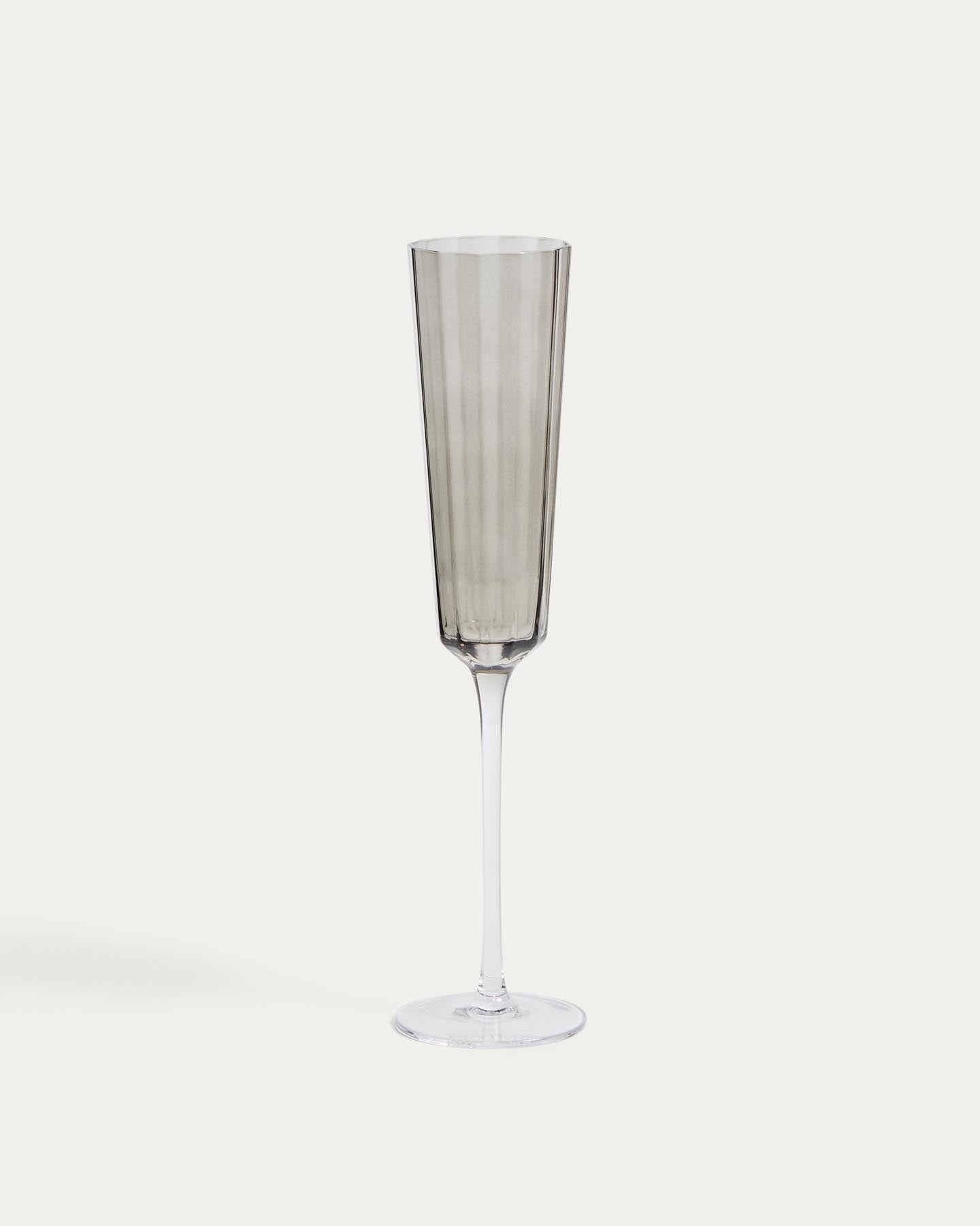 Sektglas Clarien aus grauem Glas, 18 cl in Silber präsentiert im Onlineshop von KAQTU Design AG. Champagner Flutes ist von Kave Home