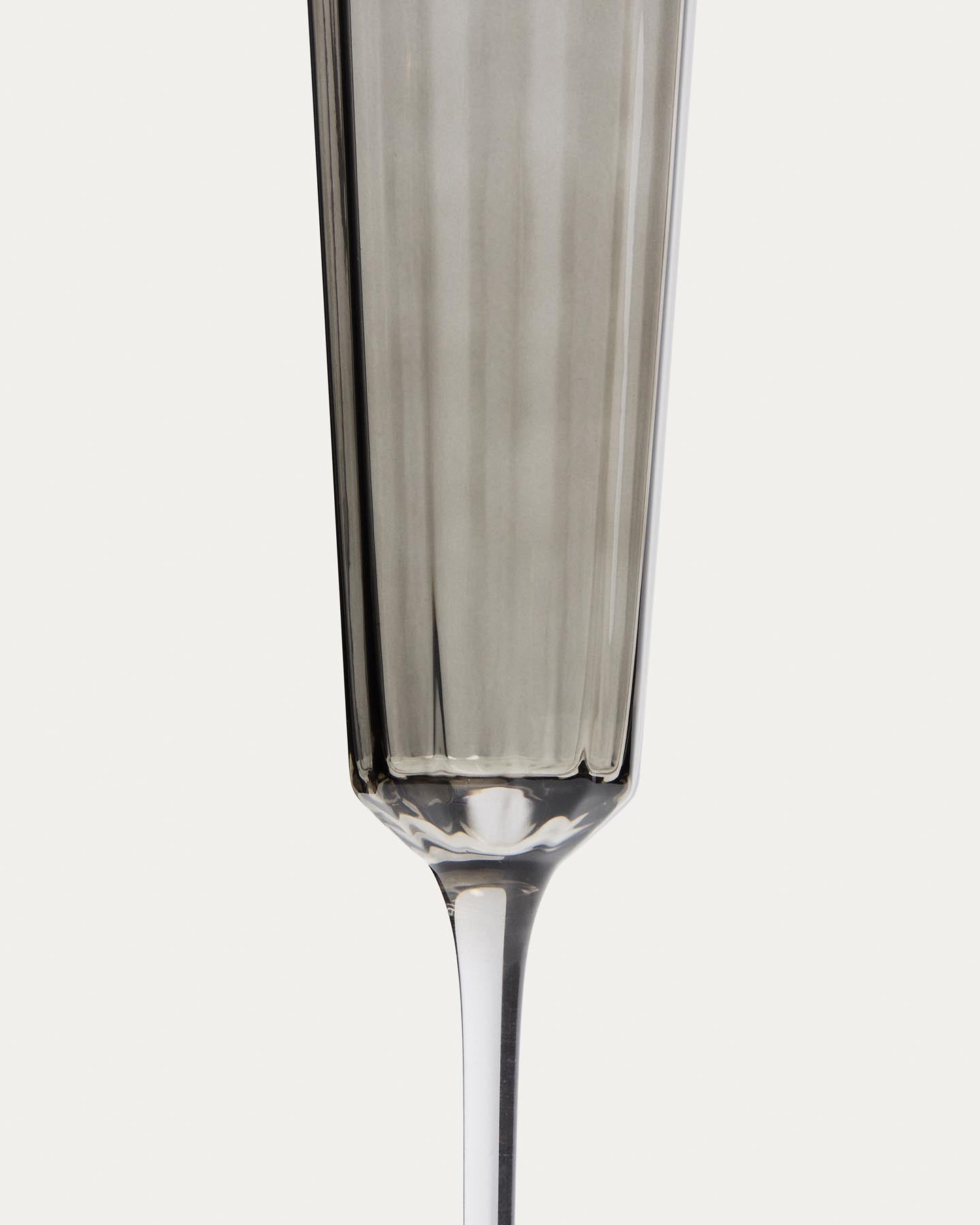 Sektglas Clarien aus grauem Glas, 18 cl in Silber präsentiert im Onlineshop von KAQTU Design AG. Champagner Flutes ist von Kave Home