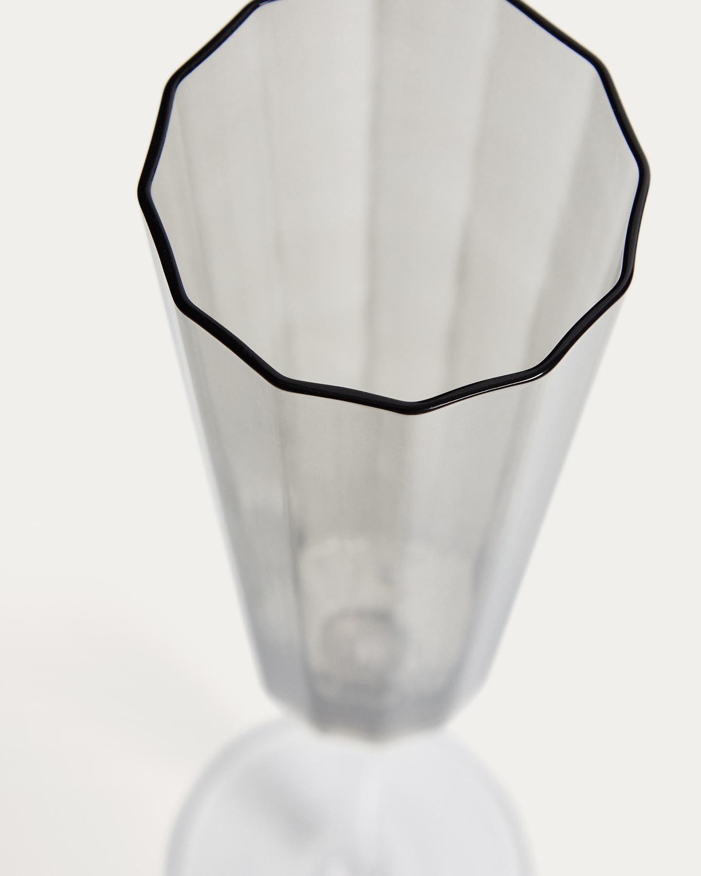 Sektglas Clarien aus grauem Glas, 18 cl in Silber präsentiert im Onlineshop von KAQTU Design AG. Champagner Flutes ist von Kave Home