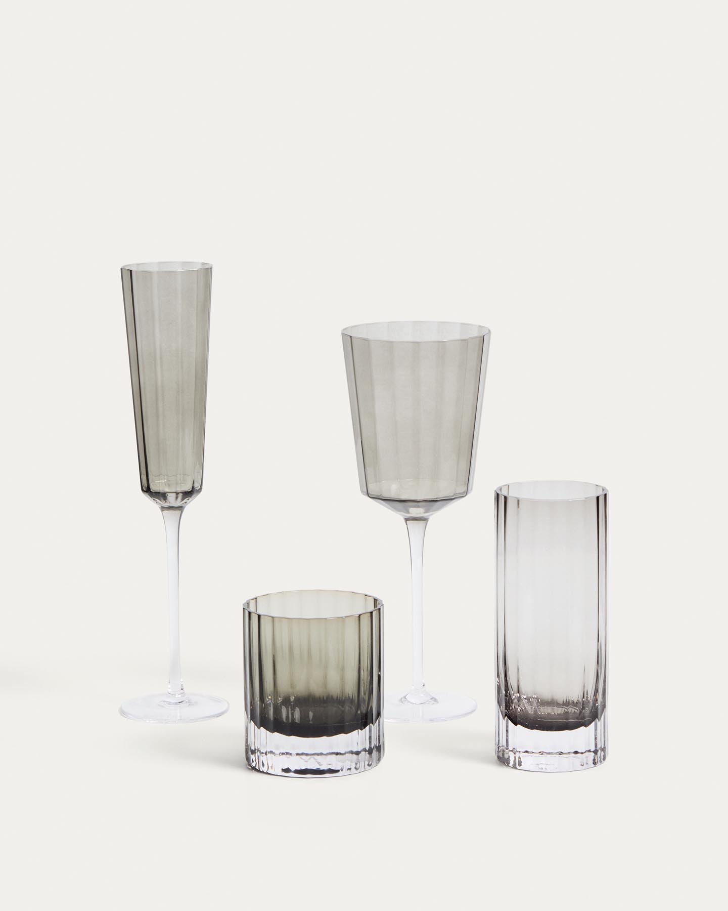 Sektglas Clarien aus grauem Glas, 18 cl in Silber präsentiert im Onlineshop von KAQTU Design AG. Champagner Flutes ist von Kave Home
