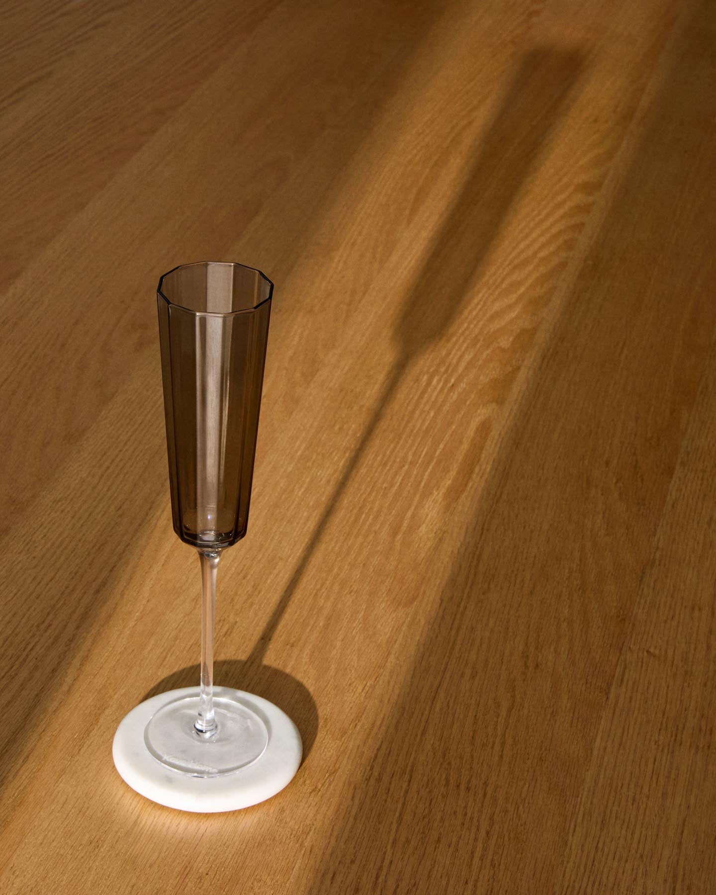 Sektglas Clarien aus grauem Glas, 18 cl in Silber präsentiert im Onlineshop von KAQTU Design AG. Champagner Flutes ist von Kave Home