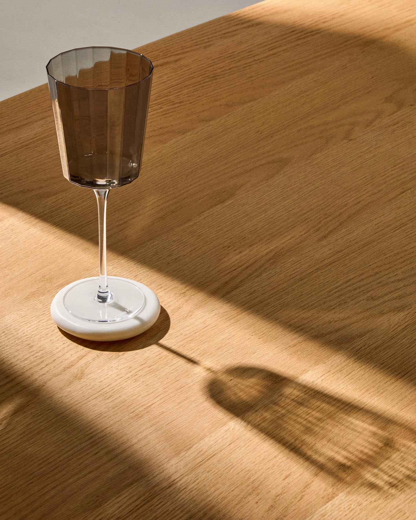 Weinglas Clarien aus grauem Glas, 39,5 cl in Silber präsentiert im Onlineshop von KAQTU Design AG. Universal Weinglas ist von Kave Home
