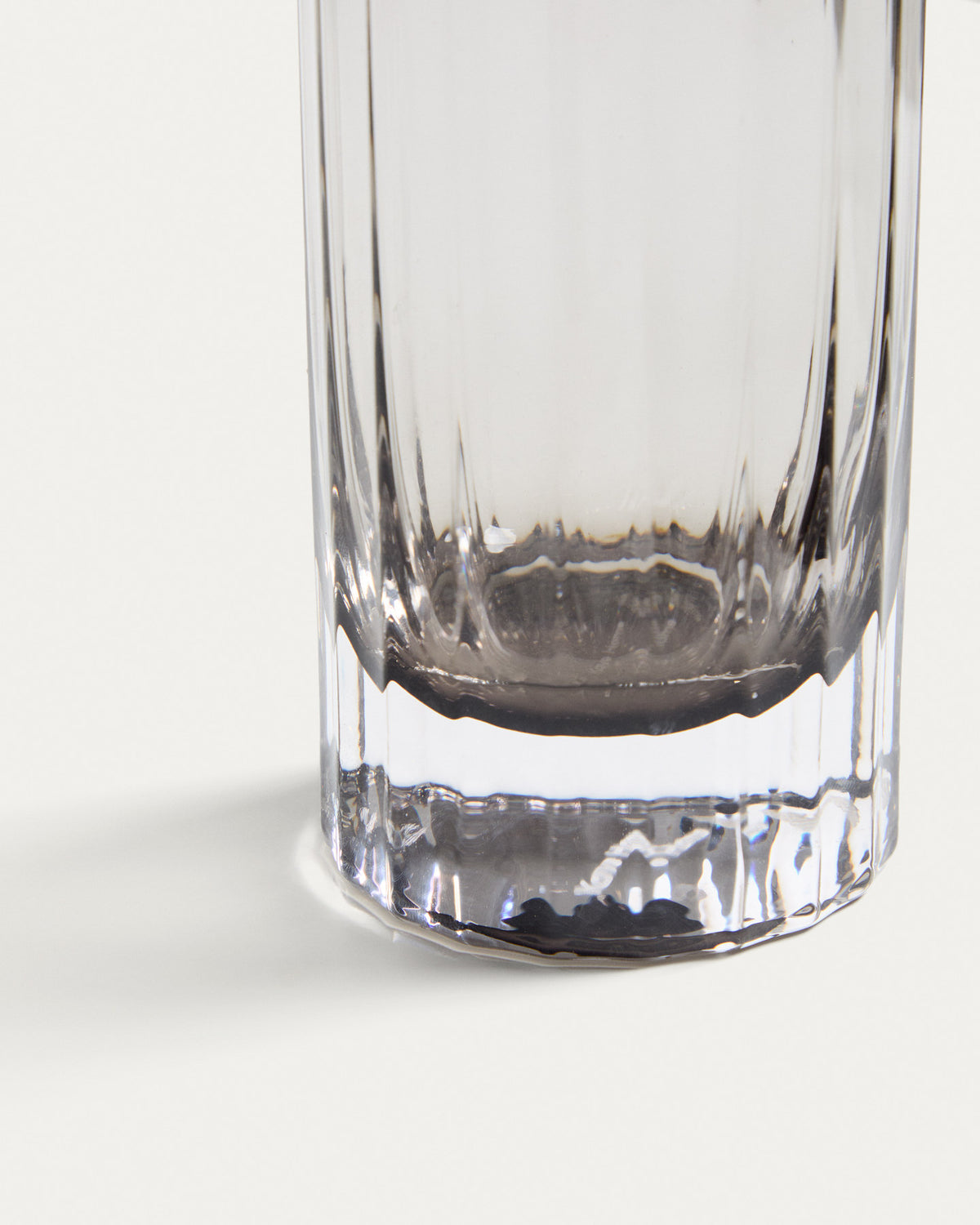 Wasserglas Clarien aus grauem Glas, 30 cl in Silber, Transparent präsentiert im Onlineshop von KAQTU Design AG. Trinkgläser ist von Kave Home