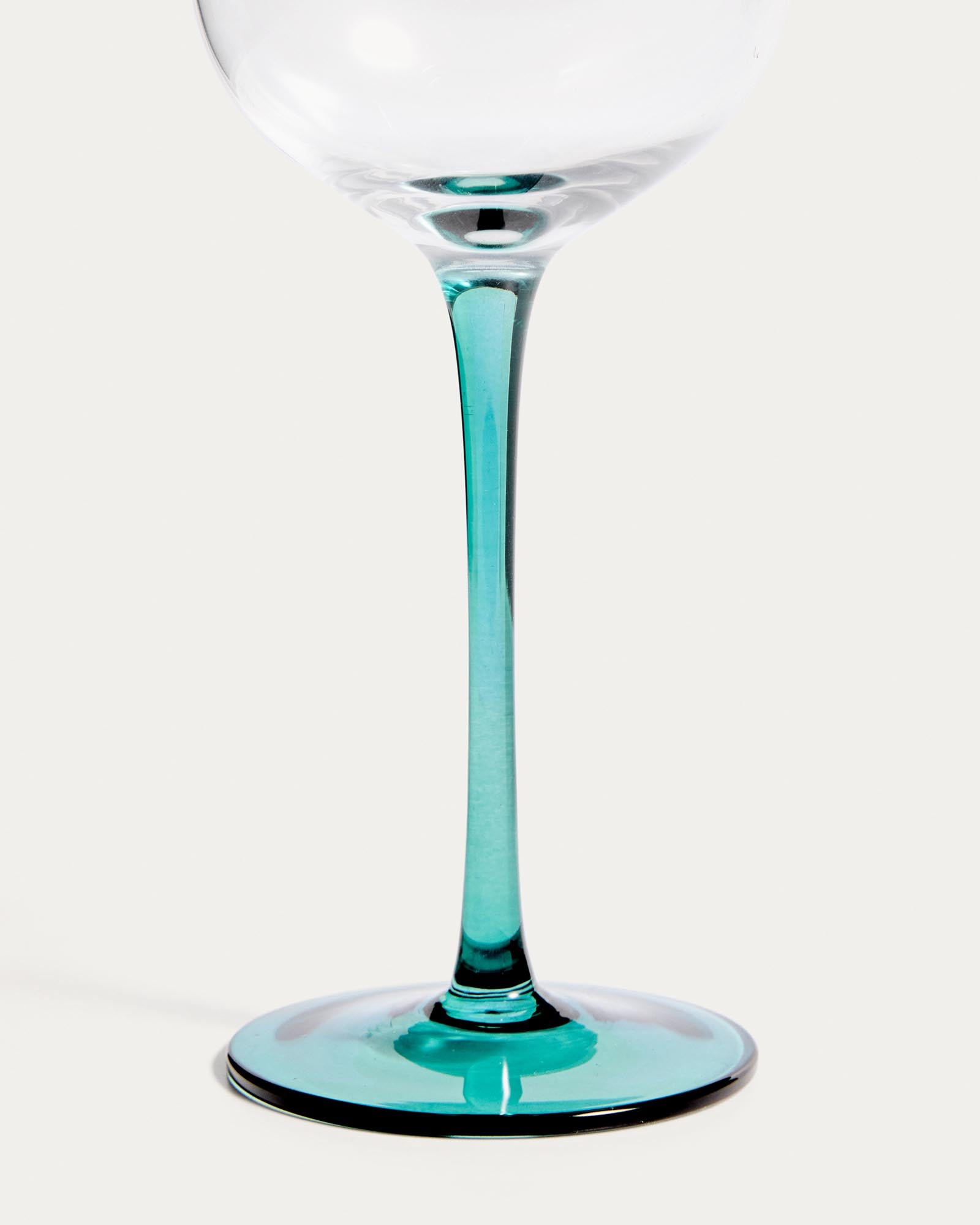 Elegantes Weinglas Irides in blauem und klarem Glas, 43 cl, ideal für jeden Anlass. Stilvolles Design von Kave Home für Weinliebhaber.