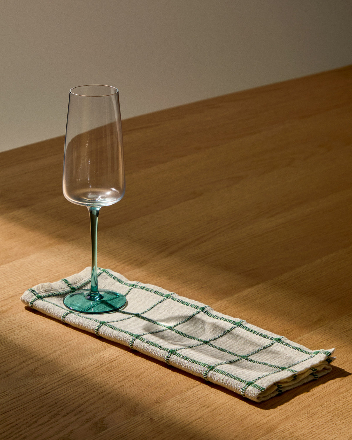 Sektglas Irides aus blau und klarem Glas, 31,5 cl in Blau, Transparent präsentiert im Onlineshop von KAQTU Design AG. Champagner Flutes ist von Kave Home