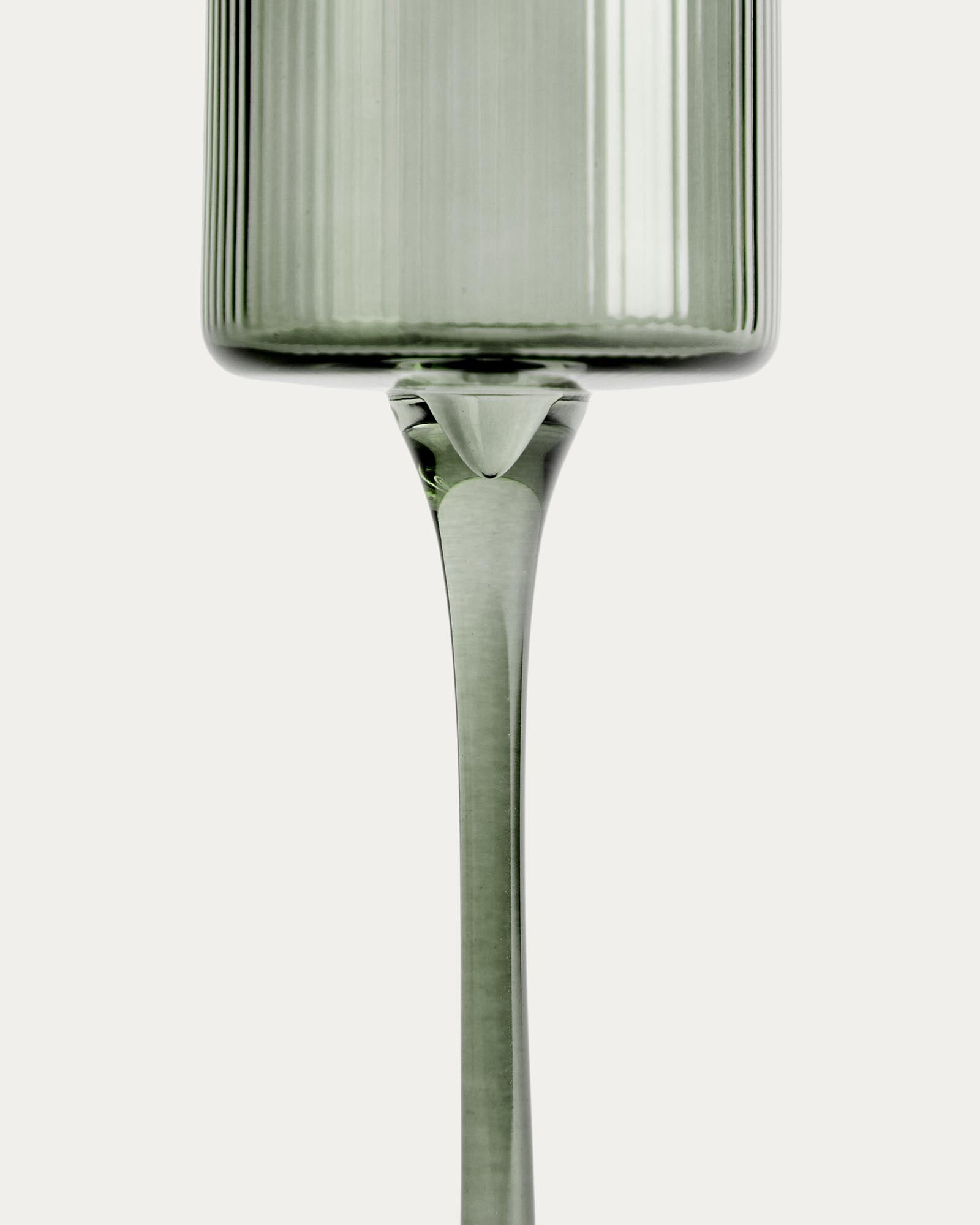 Elegantes Sektglas Eluria aus grünem Glas, 24,5 cl, ideal für festliche Anlässe und stilvolle Tischdekoration von Kave Home.