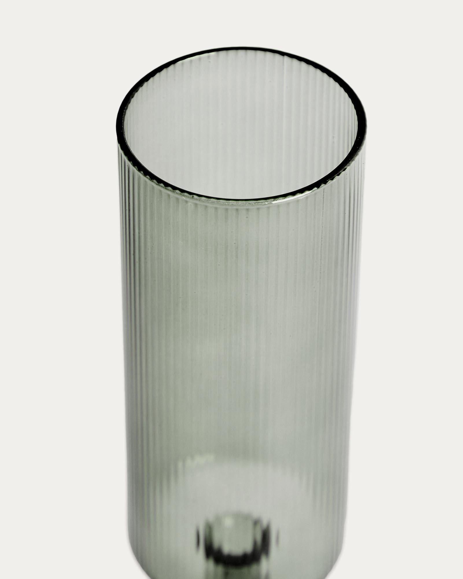 Schickes Sektglas Eluria in grünem Glas, 24,5 cl, perfekt für besondere Momente und geschmackvolle Anlässe von Kave Home.