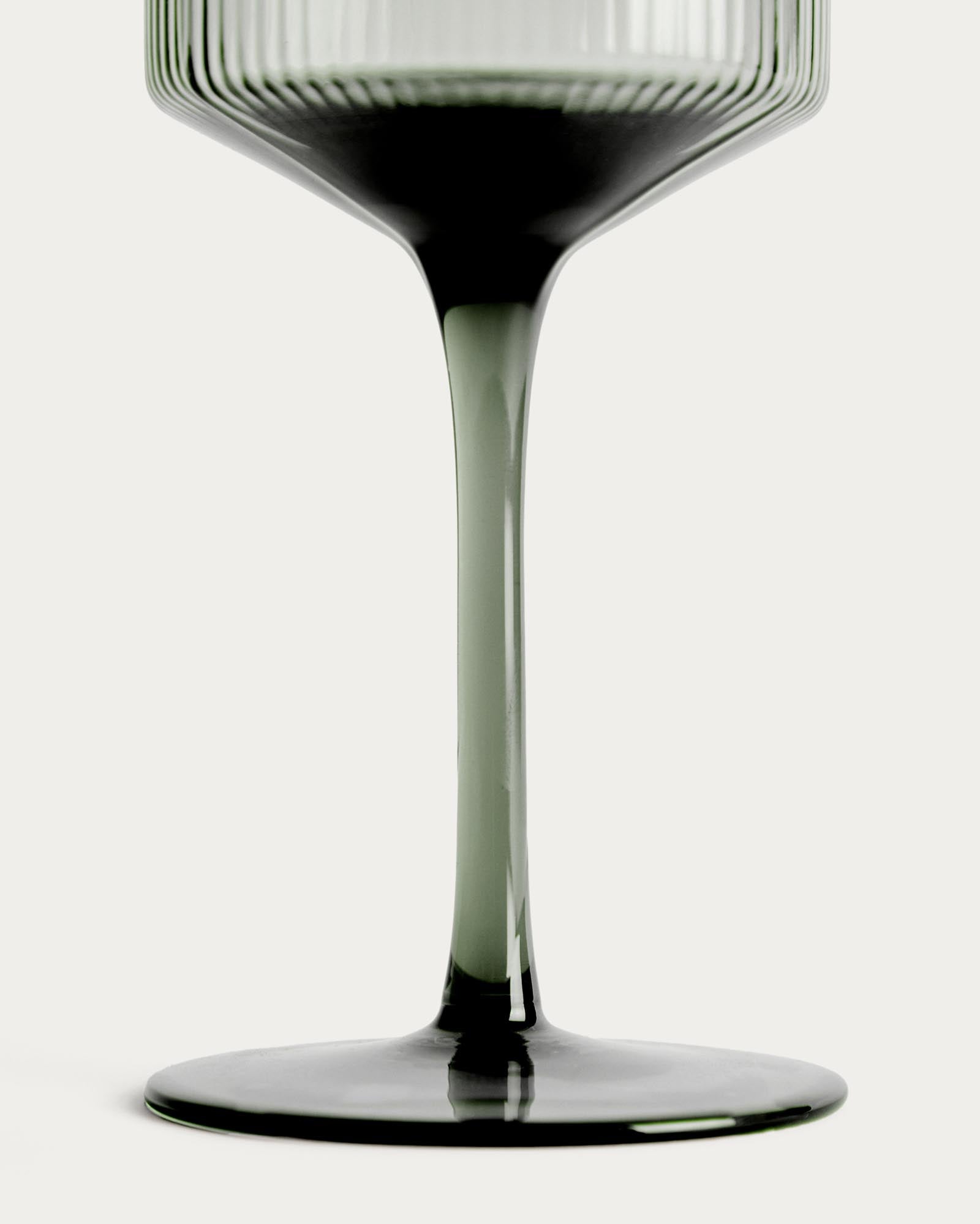 Elegantes Weinglas Eluria aus grünem Glas mit 39,5 cl Fassungsvermögen, ideal für jeden Weinliebhaber. Stilvolles Design von Kave Home.