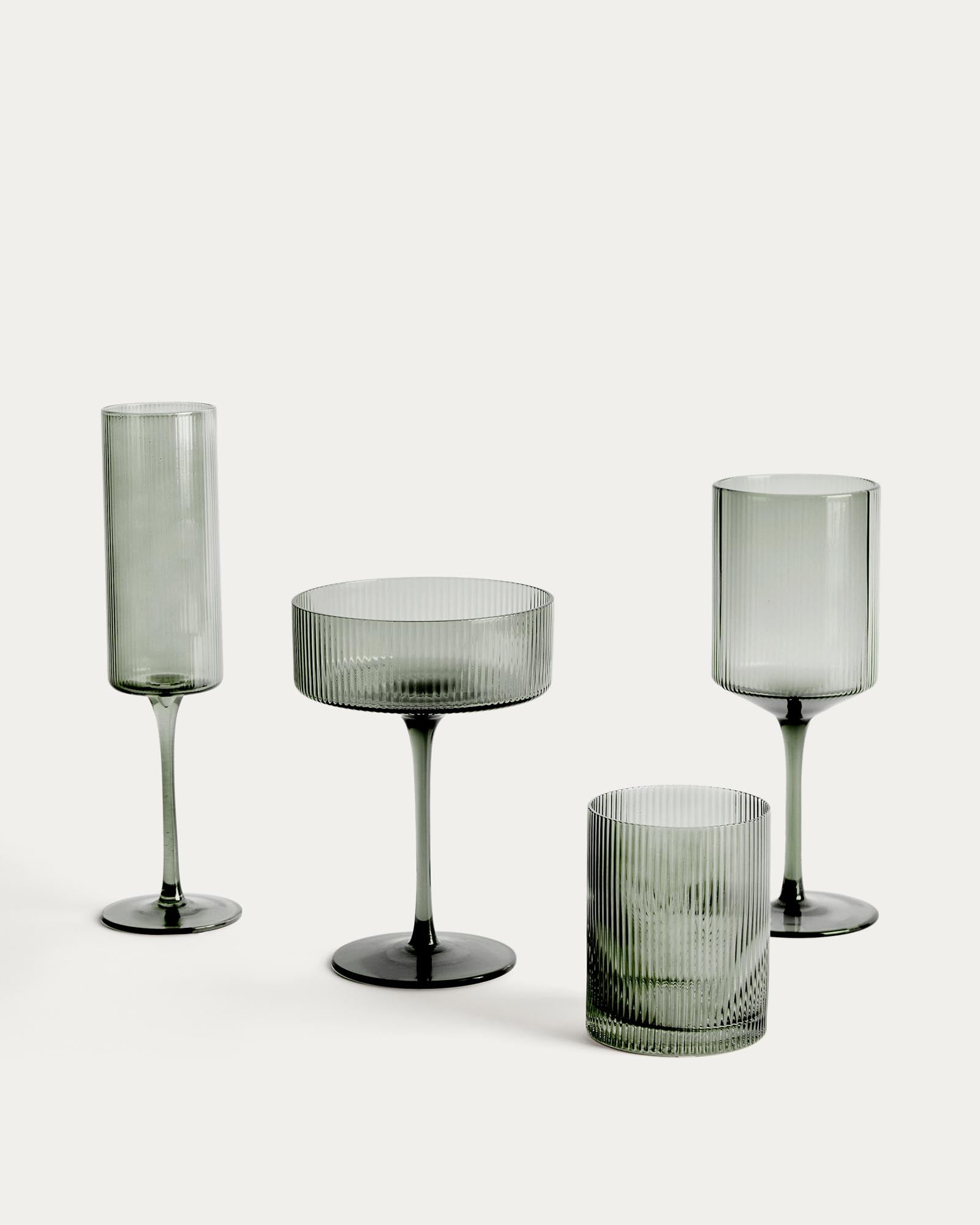 Elegantes Weinglas Eluria aus grünem Glas mit 39,5 cl, ideal für stilvolle Weinabende. Hochwertige Qualität von Kave Home.