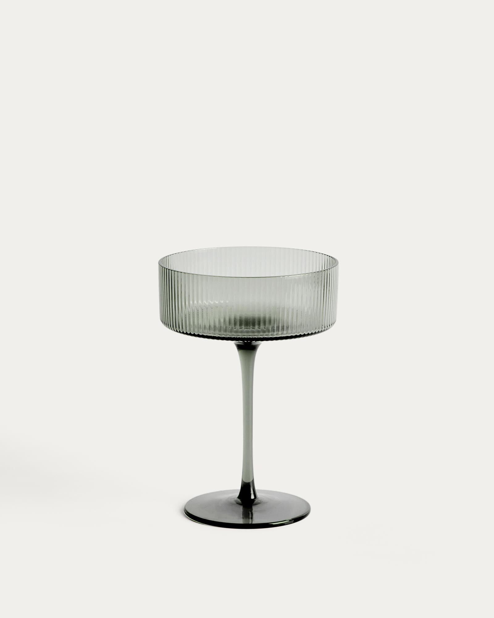 Cocktailglas Eluria aus grünem Glas, 31,5 cl in Grau präsentiert im Onlineshop von KAQTU Design AG. Cocktailglas ist von Kave Home