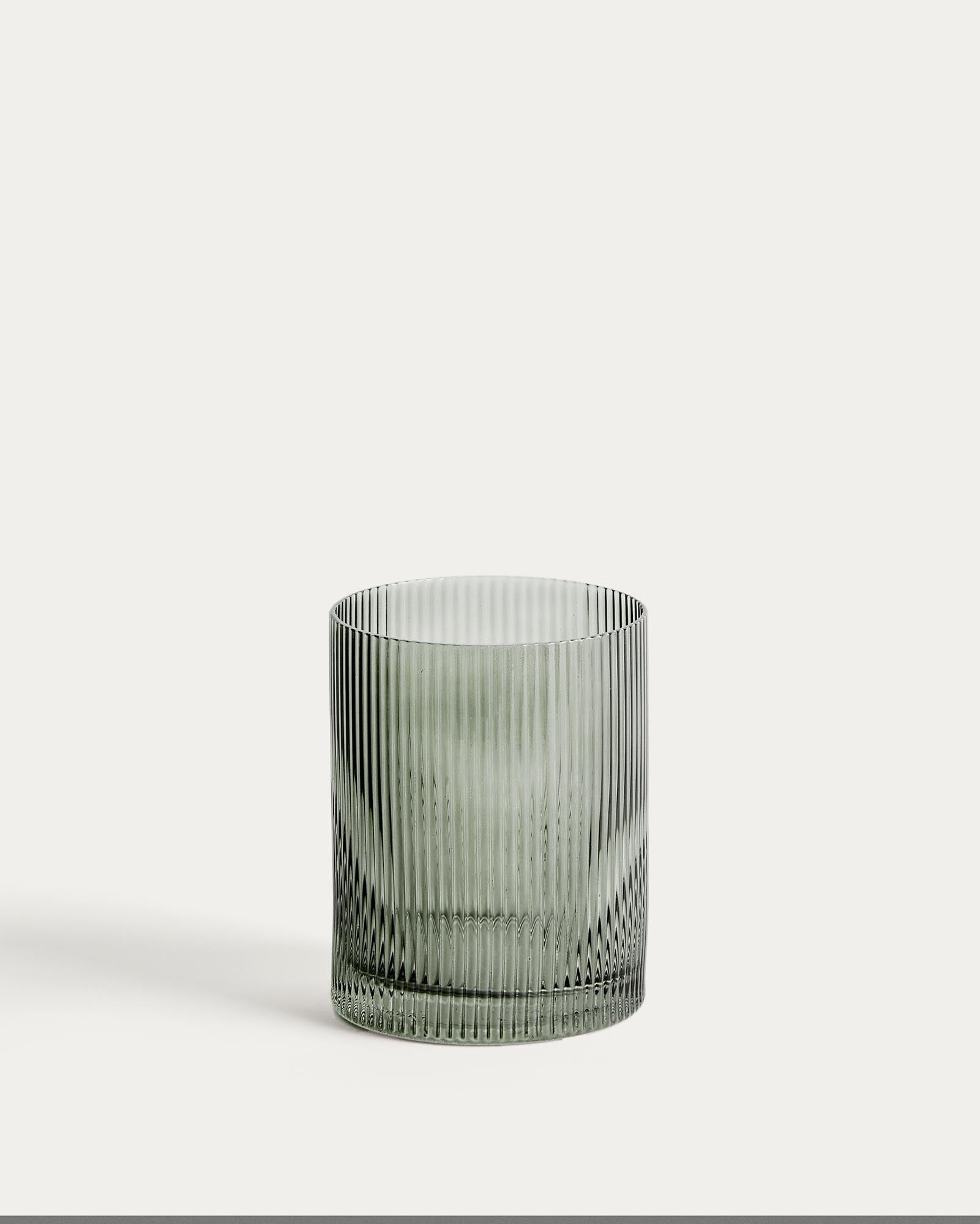 Wasserglas Eluria aus grünem Glas, 32,5 cl in Hellgrau präsentiert im Onlineshop von KAQTU Design AG. Trinkgläser ist von Kave Home