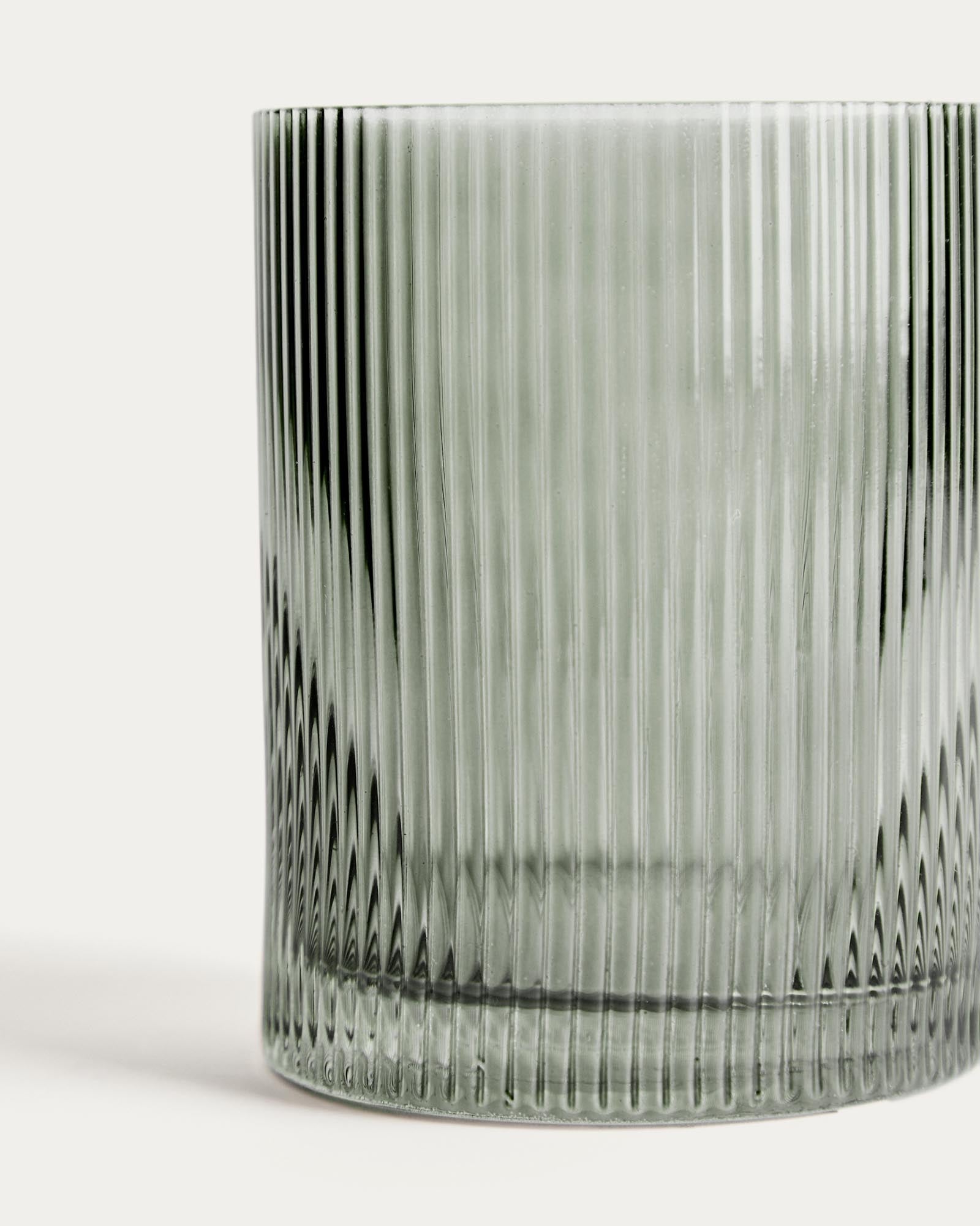 Schickes, grünes Wasserglas Eluria mit 32,5 cl Volumen, perfekt für besondere Anlässe und geschmackvolle Getränkepräsentation.