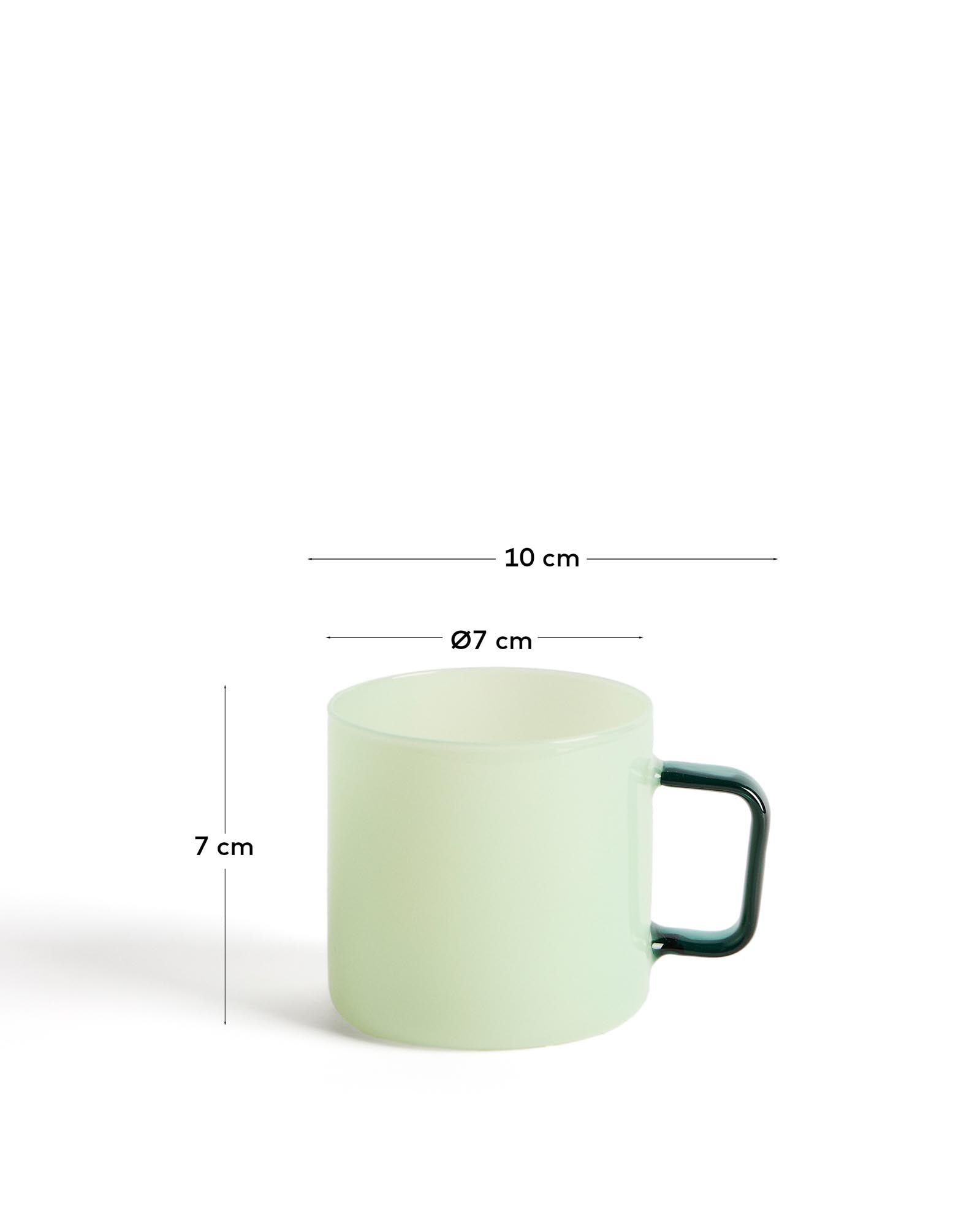 Elegante hellgrüne Glas-Tasse Micla von Kave Home, ideal für stilvolle Kaffeepausen und geschmackvolle Tischgestaltung.