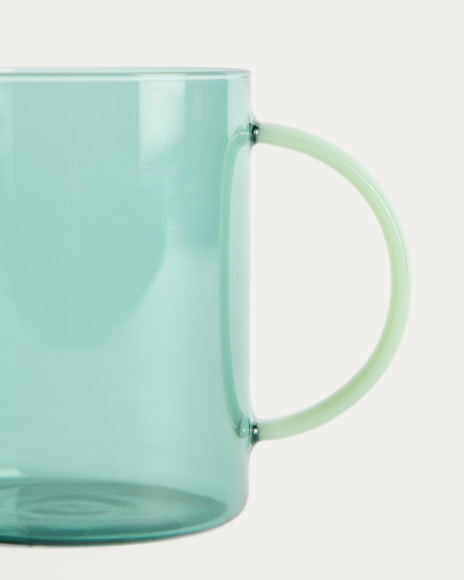Elegante grüne Glastasse Micla von Kave Home, ideal für stilvolle Getränke und moderne Tischdekoration.