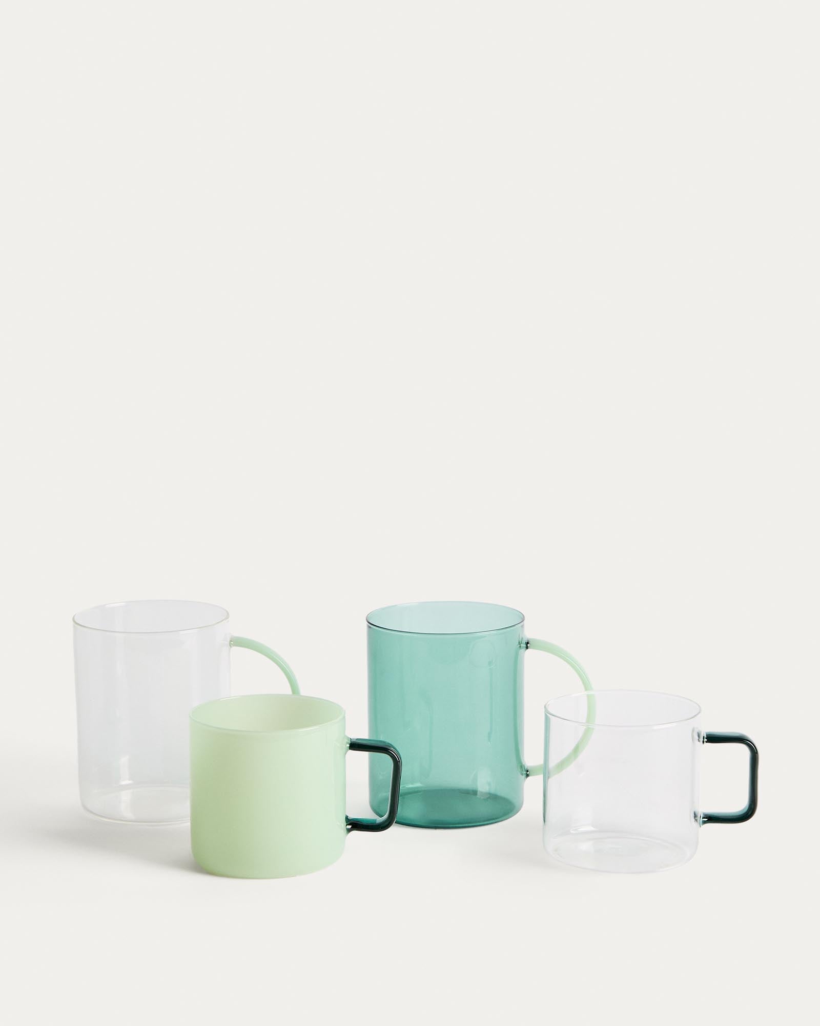 Elegante grüne Glas-Tasse Micla von Kave Home, ideal für besondere Anlässe und stilvolle Tischdekoration.