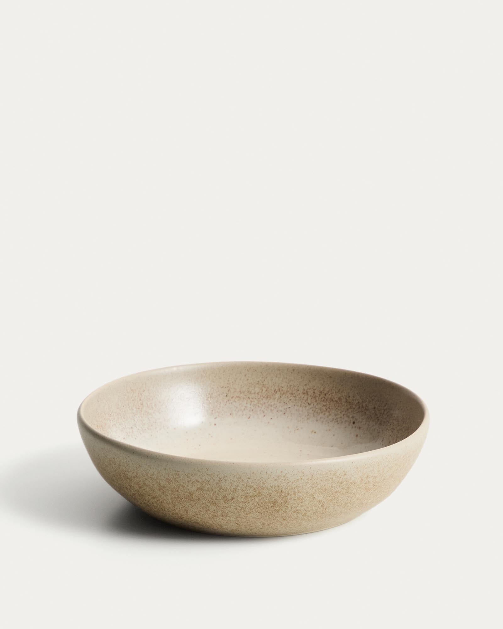 Tiefer Teller Sarel aus Keramik in Beige in Beige präsentiert im Onlineshop von KAQTU Design AG. Pastateller ist von Kave Home