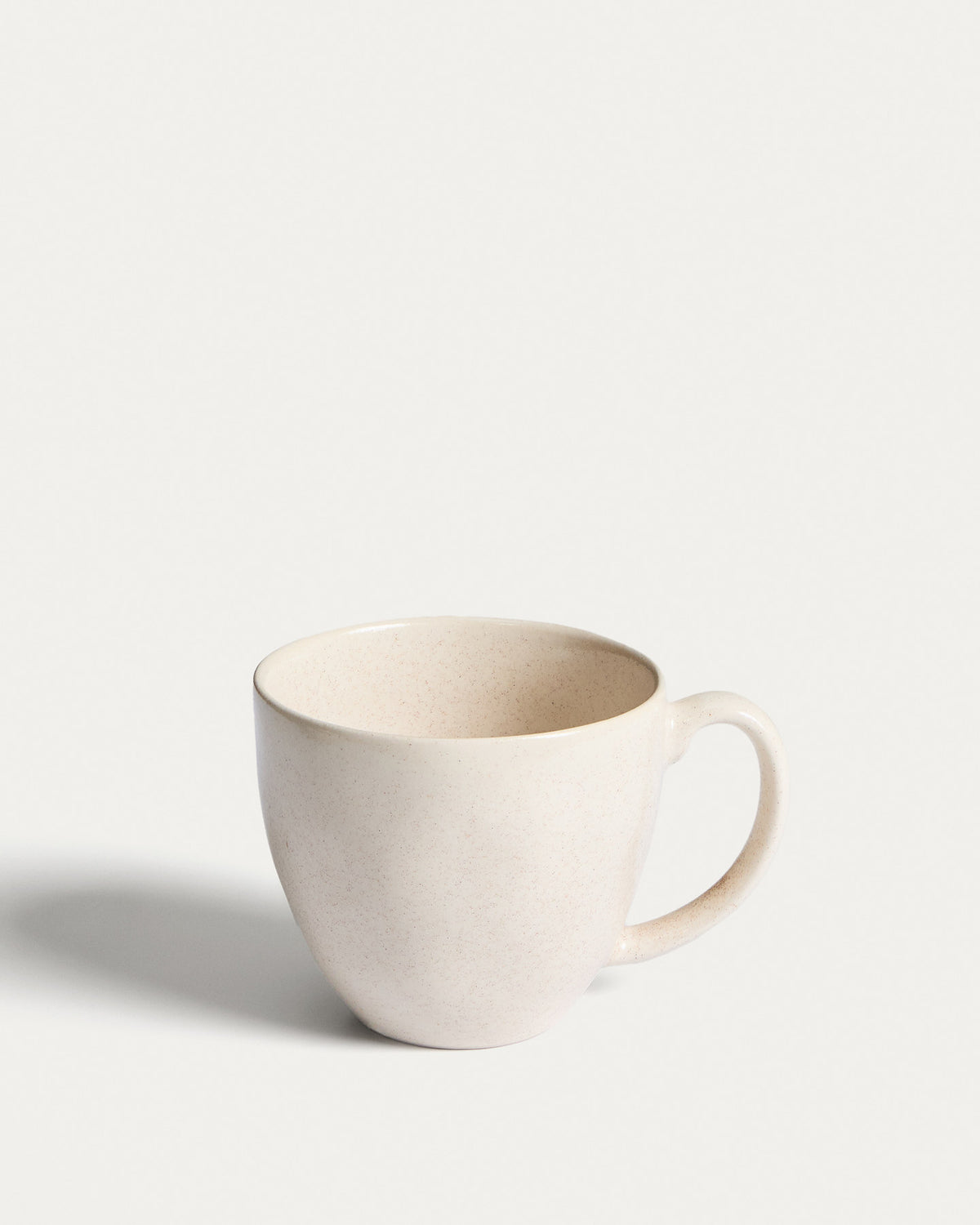 Beige Keramiktasse Sermin von Kave Home mit glasierter, leicht nuancierter Oberfläche