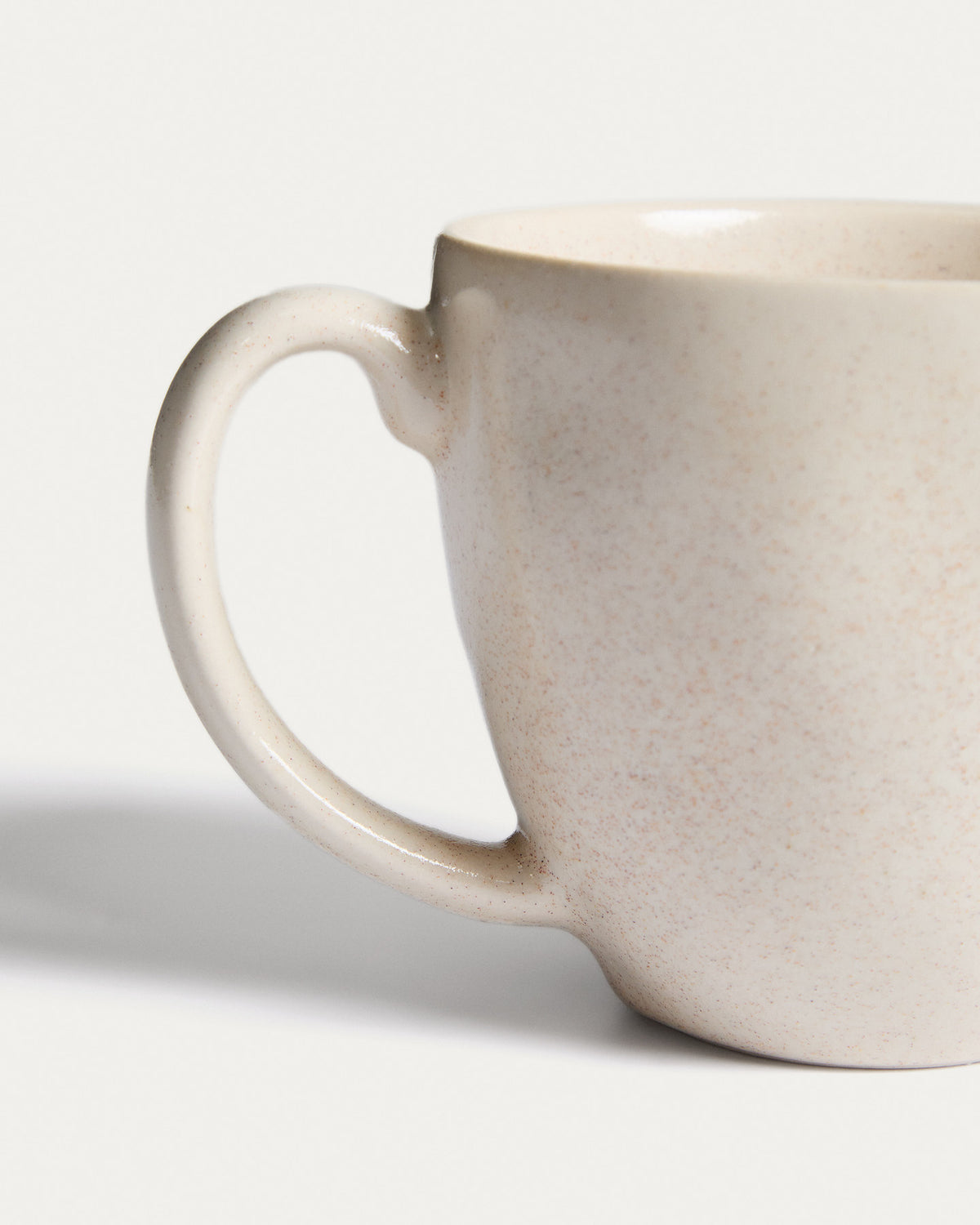 Beige Keramiktasse Sermin von Kave Home mit glasierter, leicht nuancierter Oberfläche