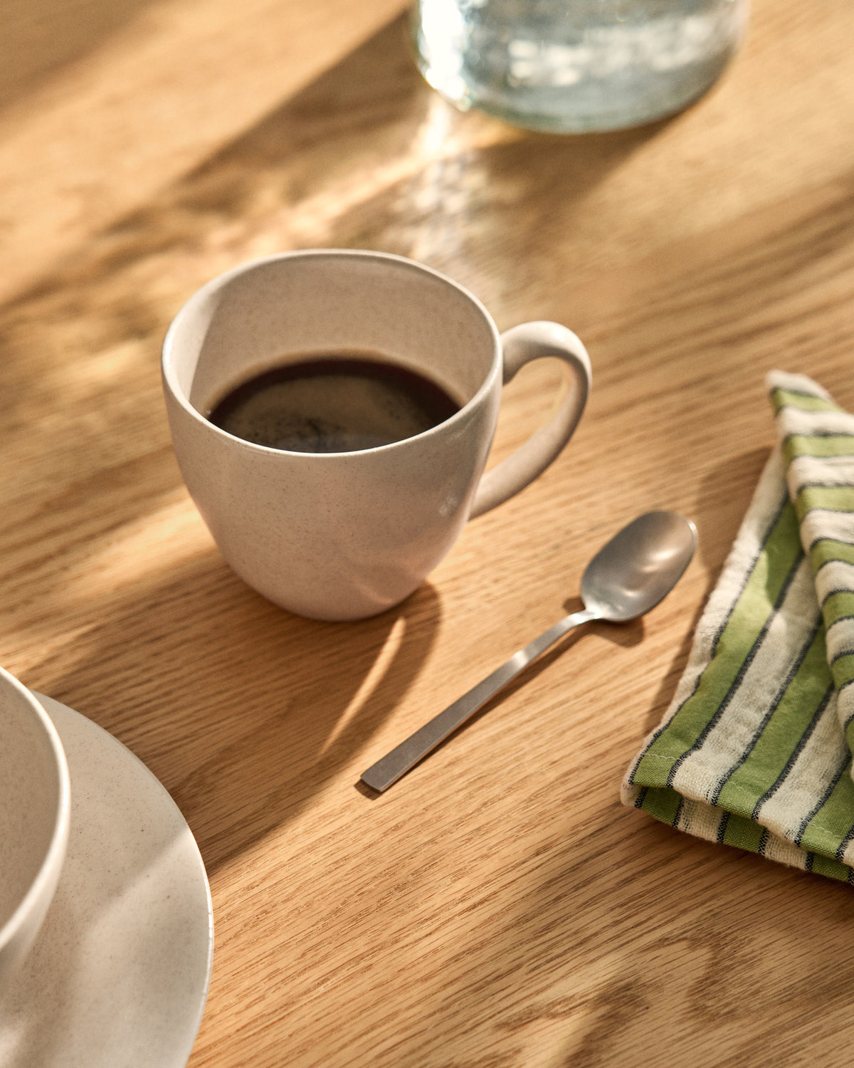 Beige Keramiktasse Sermin von Kave Home mit glasierter, leicht nuancierter Oberfläche