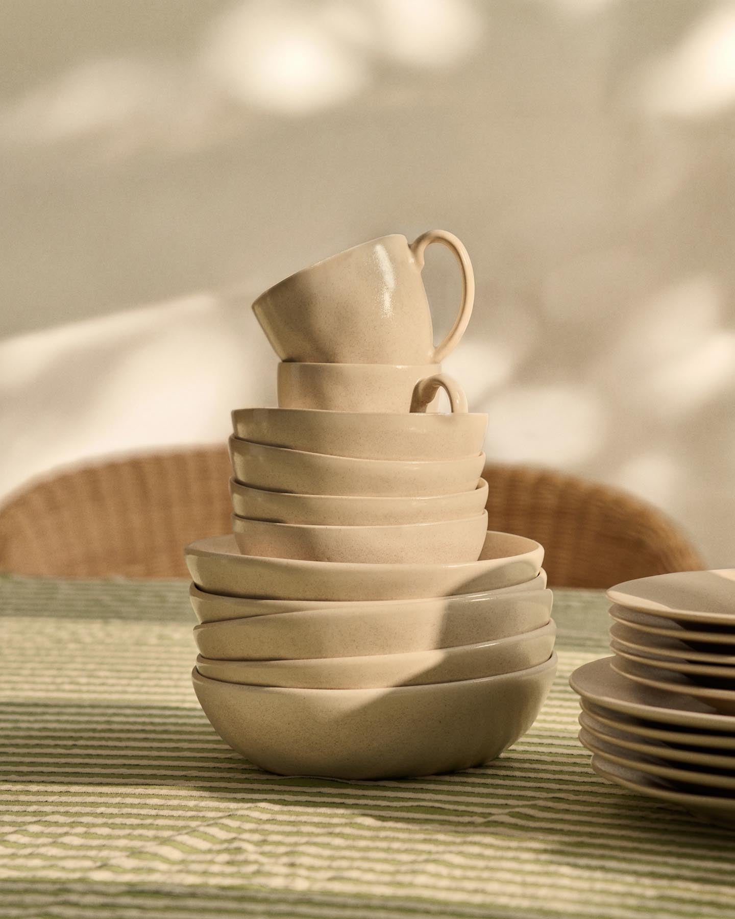 Tiefer Teller Sermin aus Keramik in Beige in Beige präsentiert im Onlineshop von KAQTU Design AG. Teller ist von Kave Home