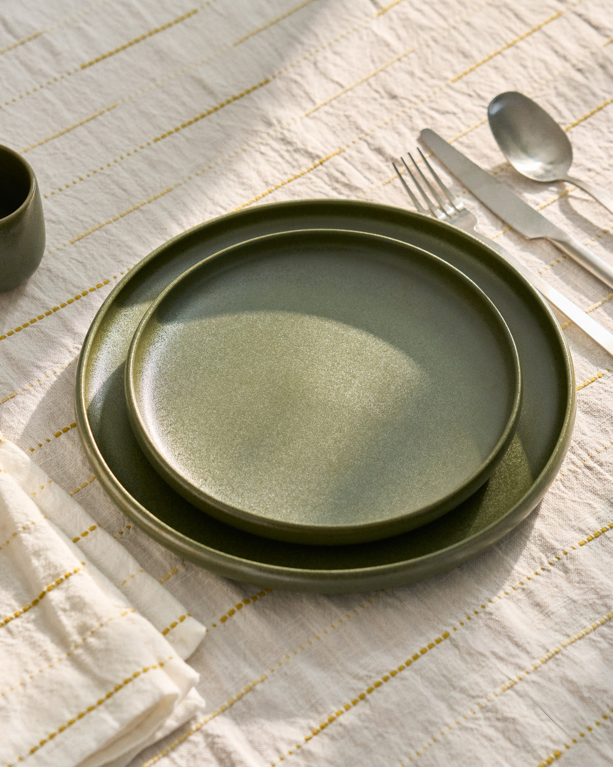 Dessertteller Uilo aus Keramik in Grün in Grün präsentiert im Onlineshop von KAQTU Design AG. Dessertteller ist von Kave Home