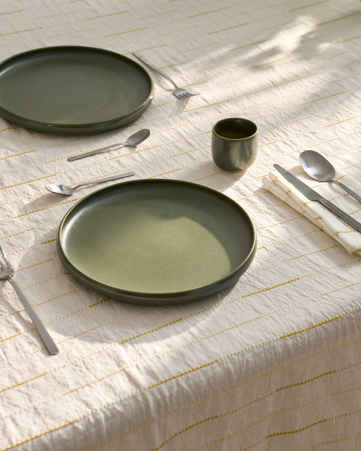 Dessertteller Uilo aus Keramik in Grün in Grün präsentiert im Onlineshop von KAQTU Design AG. Dessertteller ist von Kave Home