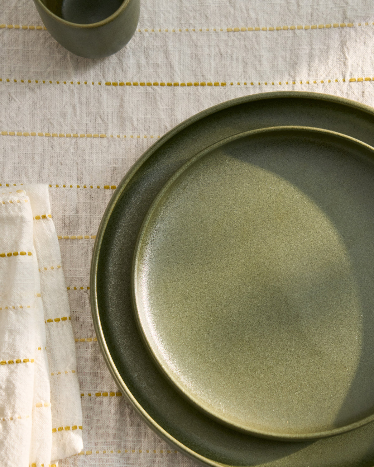 Dessertteller Uilo aus Keramik in Grün in Grün präsentiert im Onlineshop von KAQTU Design AG. Dessertteller ist von Kave Home