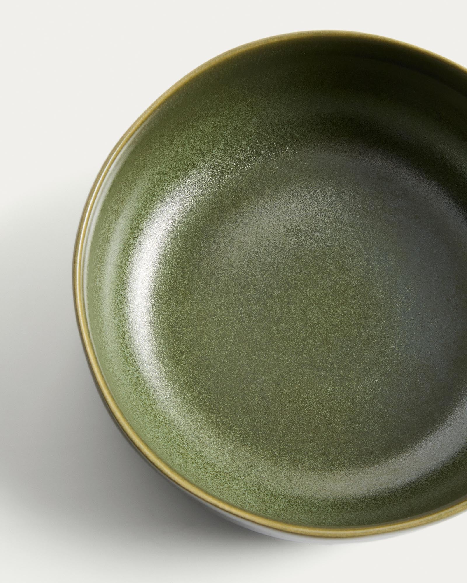 Elegante große Schale Uilo aus grünem Keramik, ideal für stilvolle Tischdekoration oder als Obstschale, von Kave Home.