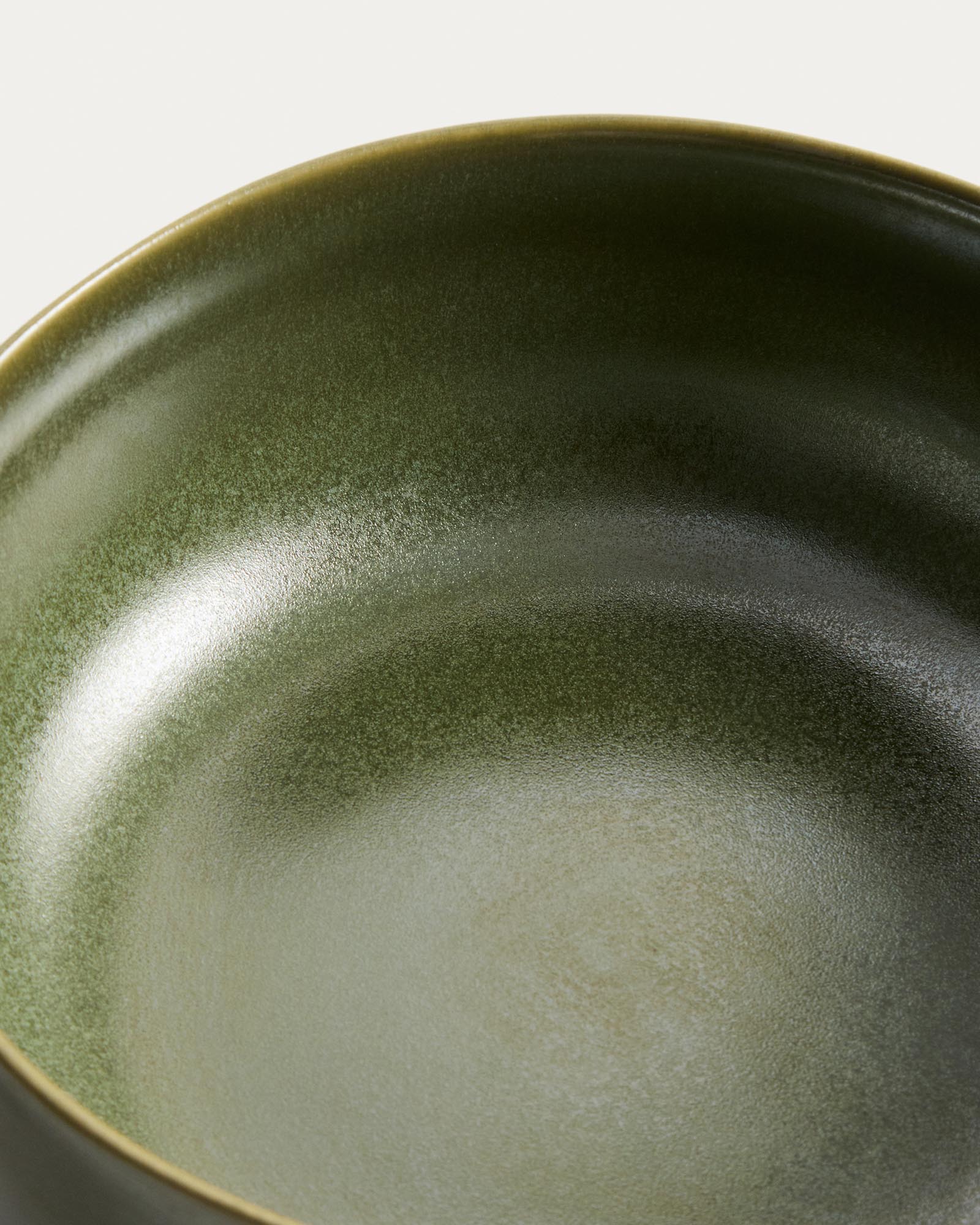 Elegante, grüne Keramikschale Uilo von Kave Home, ideal für stilvolle Tischdekoration oder als vielseitige Servierschale.