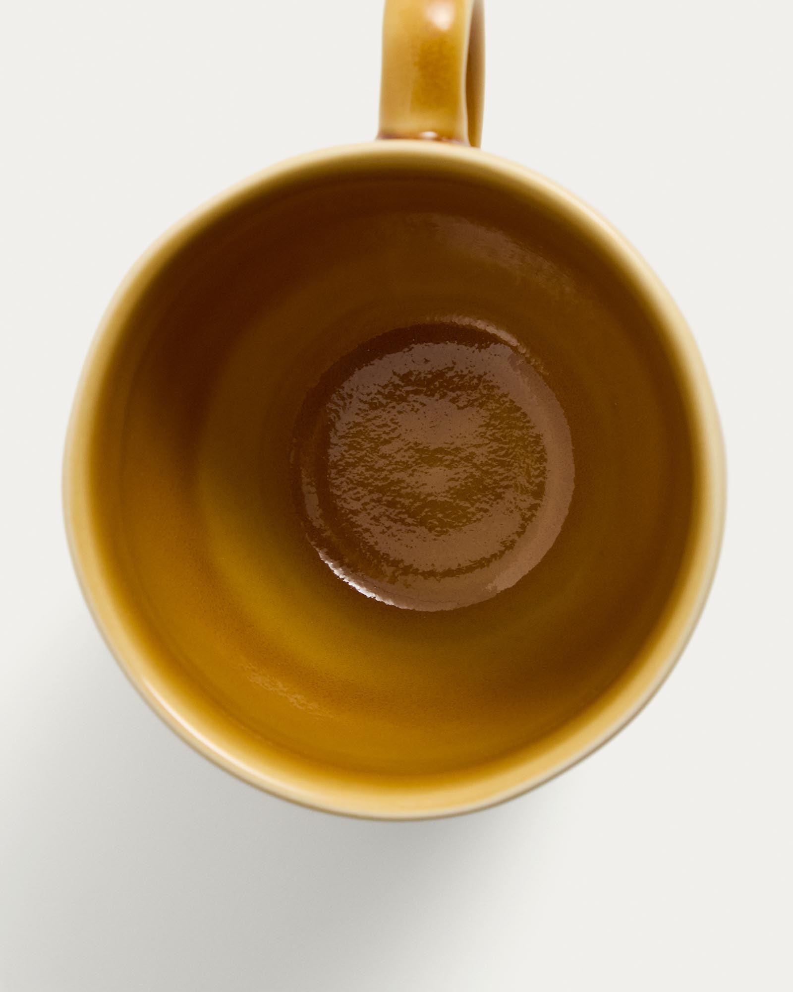 Stilvolle gelbe Keramiktasse Selune von Kave Home, perfekt für heiße Getränke, vereint modernes Design mit Funktionalität.