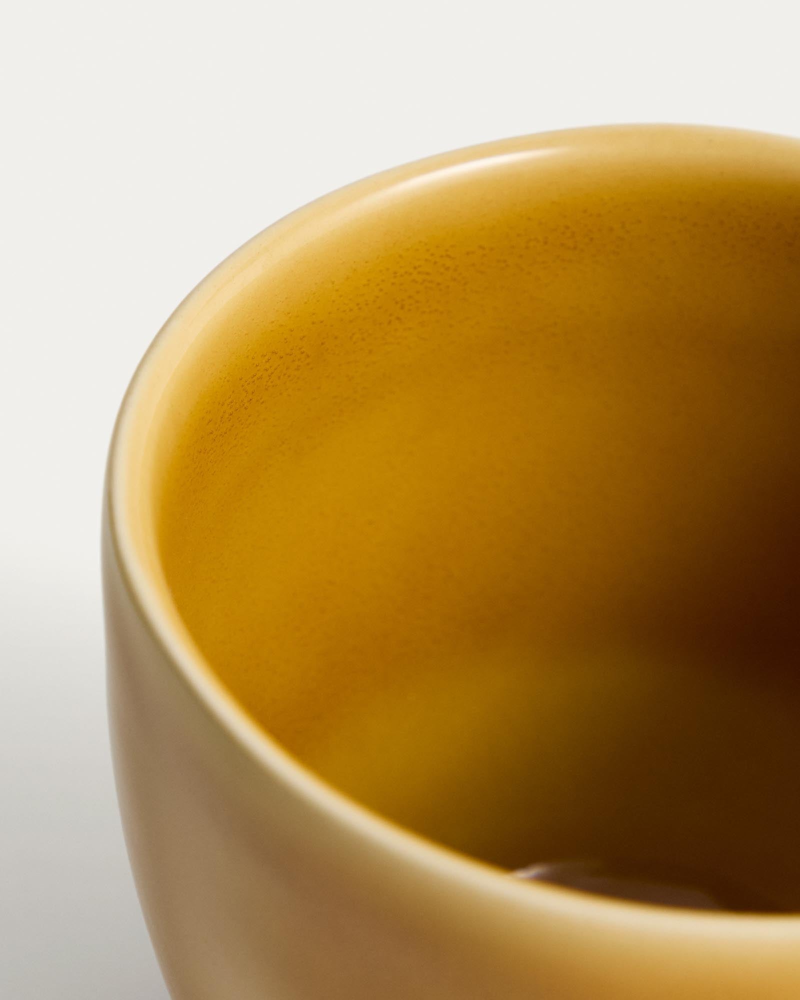 Helle Keramiktasse Selune in Gelb von Kave Home, ideal für Kaffee oder Tee, kombiniert elegantes Design mit praktischer Nutzung.
