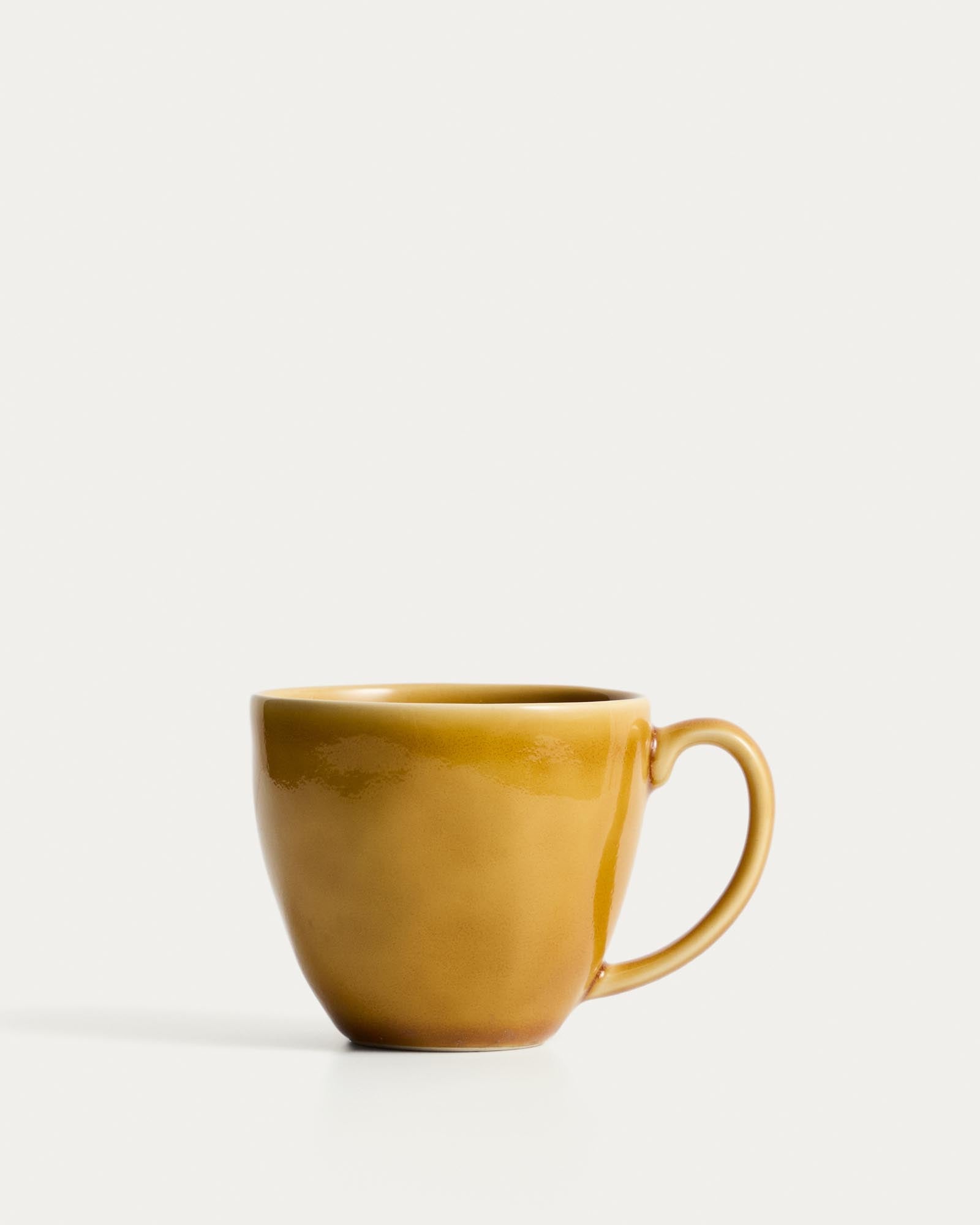 Stilvolle gelbe Keramiktasse Selune von Kave Home, perfekt für heiße Getränke und ein fröhliches Ambiente in jedem Zuhause.